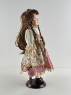 Posliinikoristenukke 42 cm – romanttinen sisustusesine