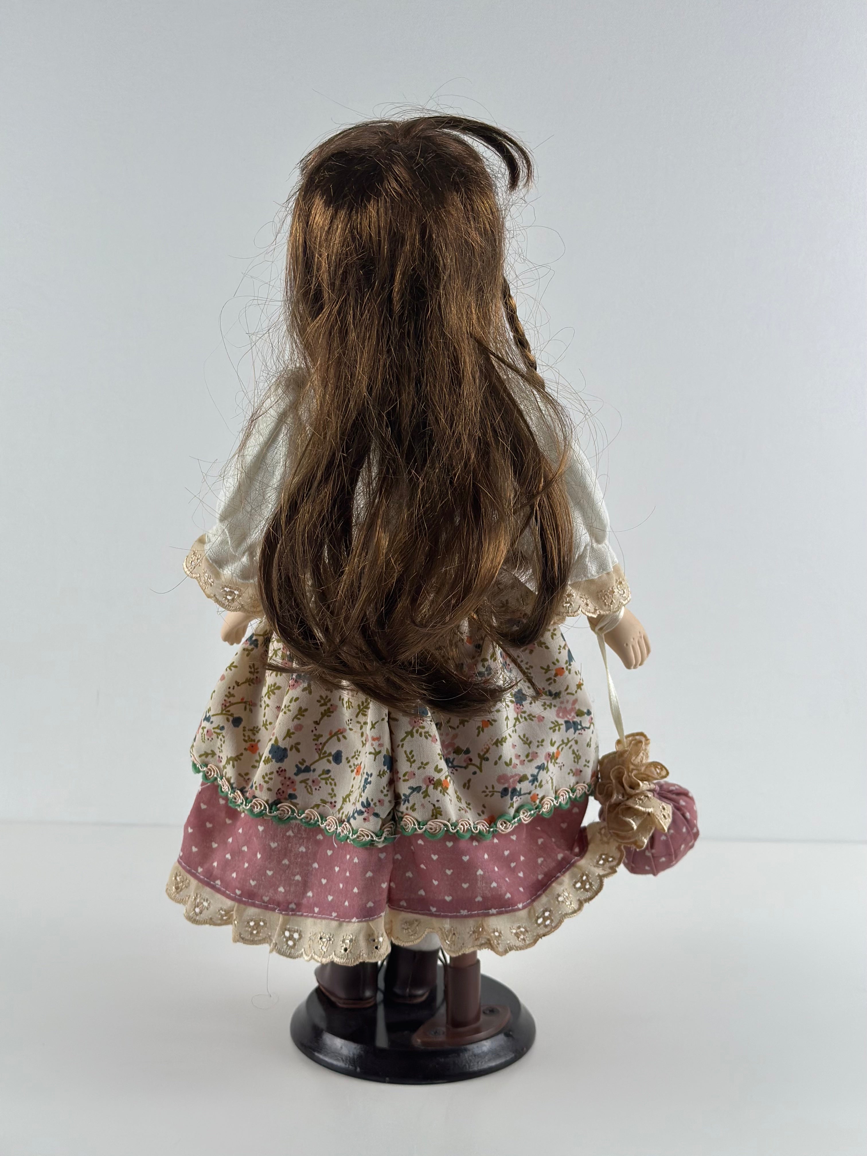 Posliinikoristenukke 42 cm – romanttinen sisustusesine