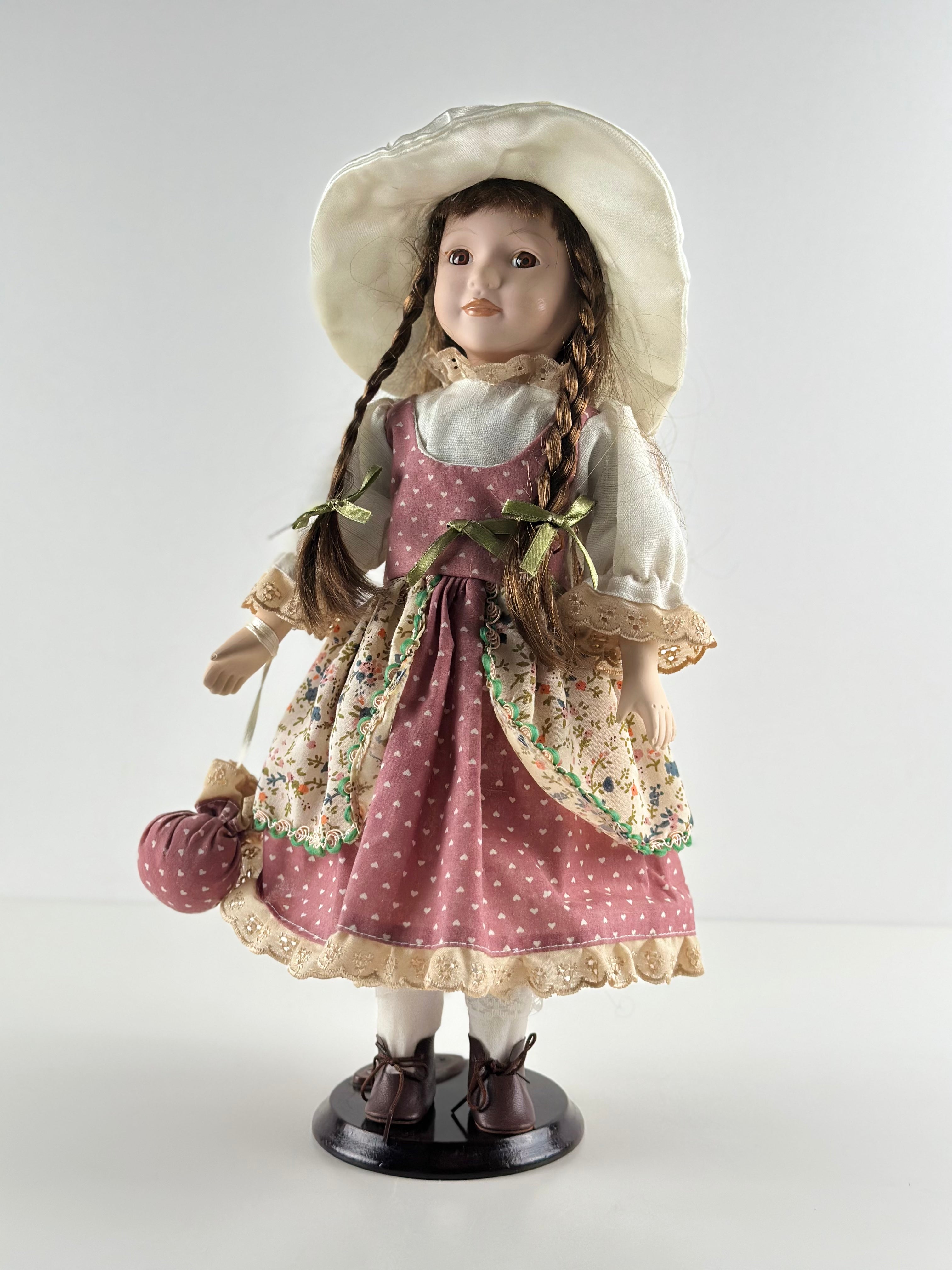 Posliinikoristenukke 42 cm – romanttinen sisustusesine