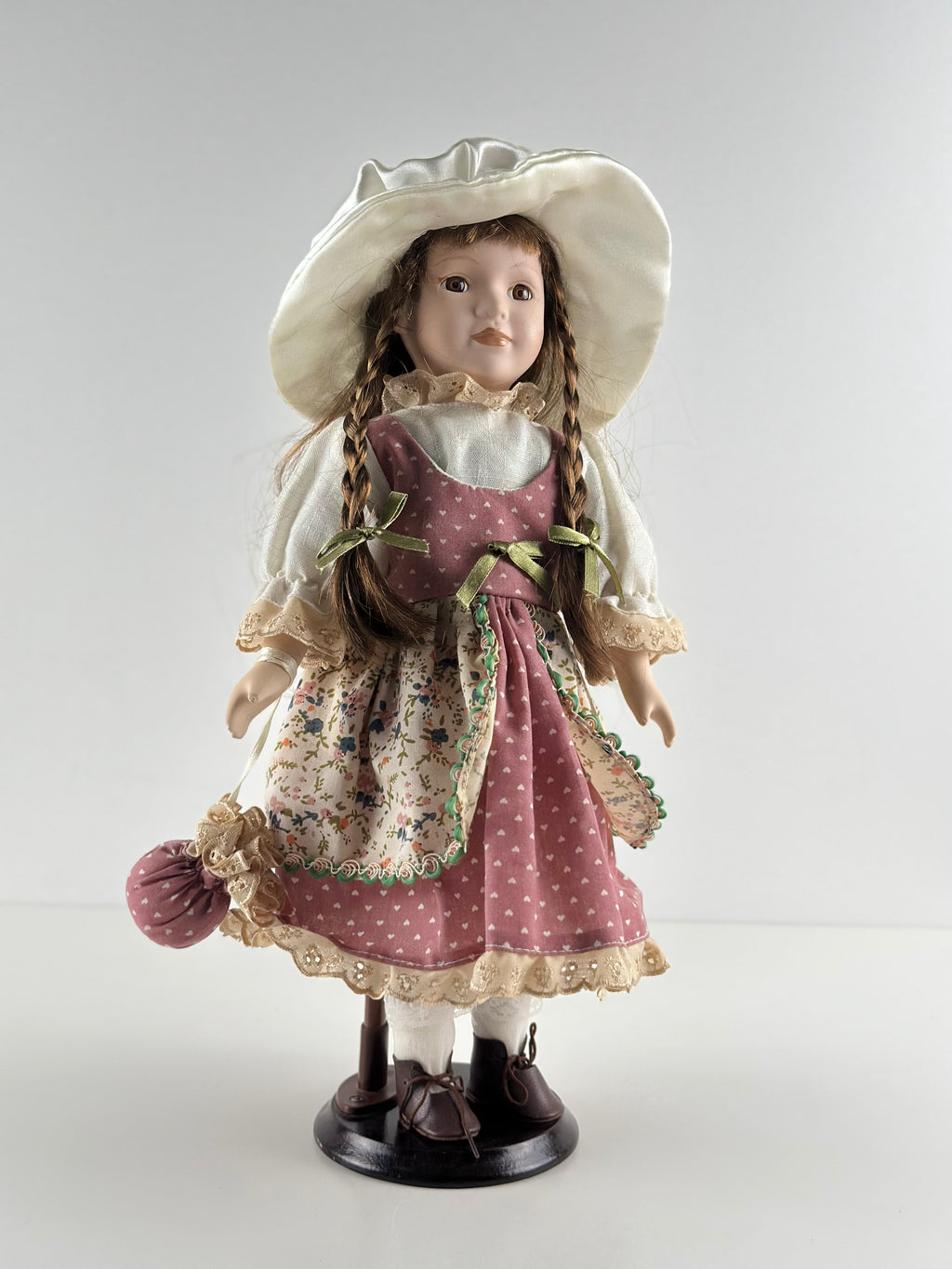 Posliinikoristenukke 42 cm – romanttinen sisustusesine