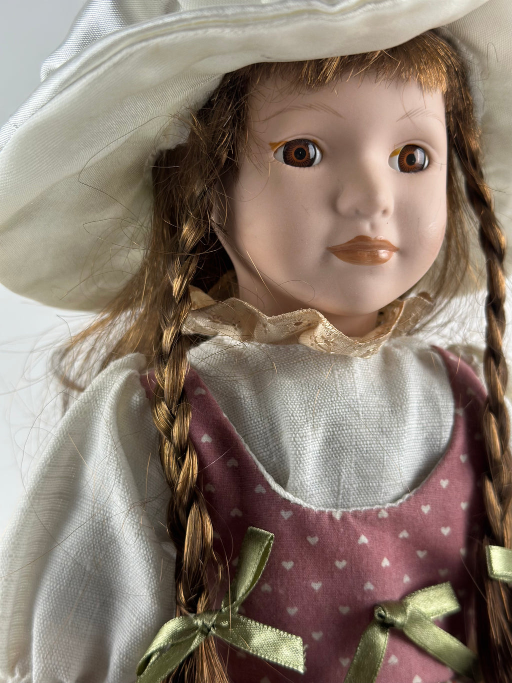 Posliinikoristenukke 42 cm – romanttinen sisustusesine