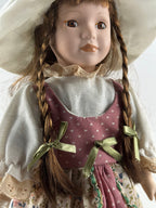 Posliinikoristenukke 42 cm – romanttinen sisustusesine