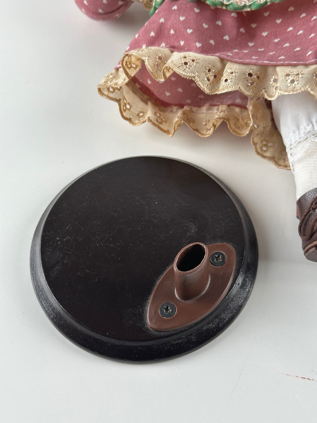 Posliinikoristenukke 42 cm – romanttinen sisustusesine