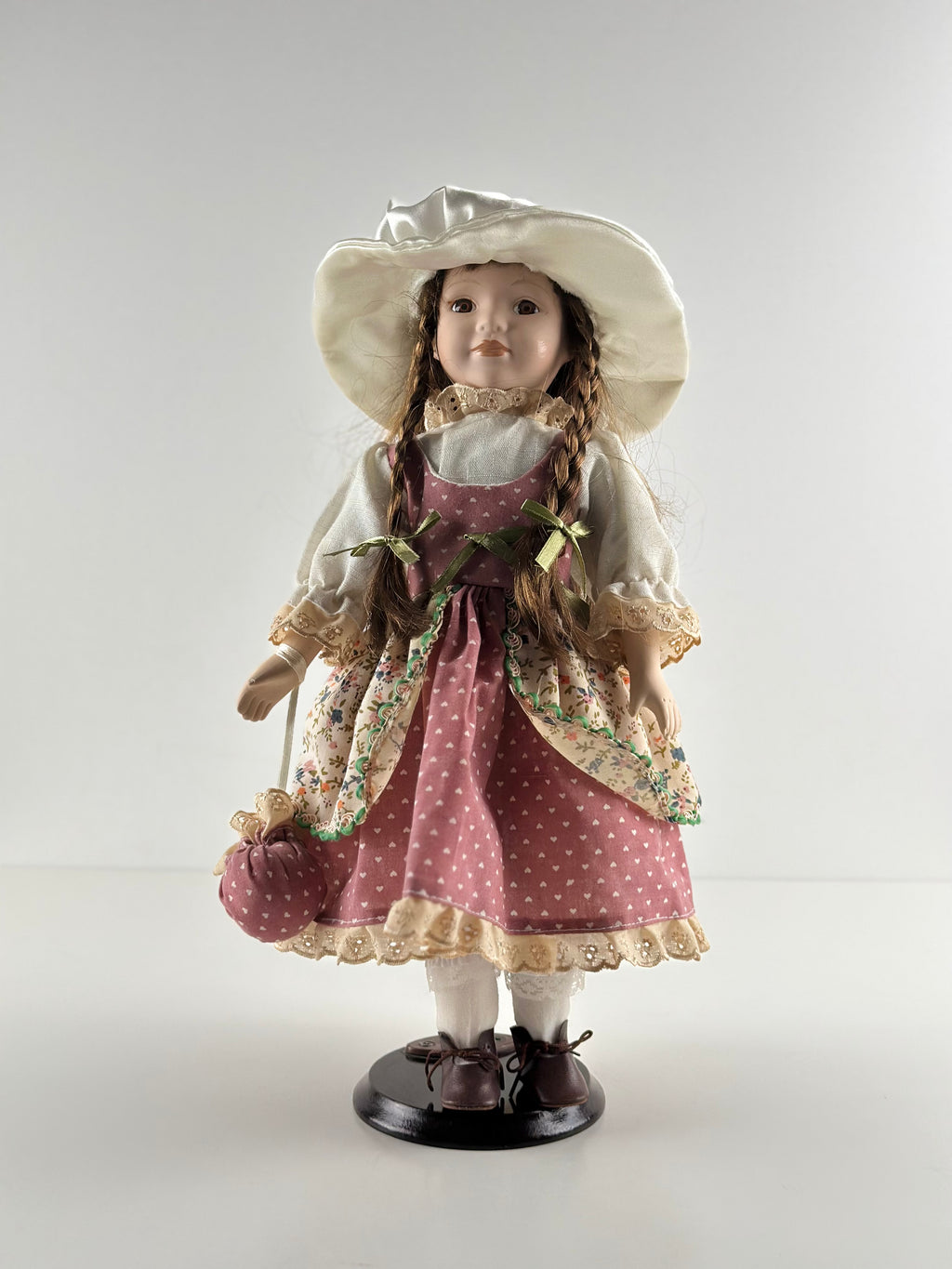 Posliinikoristenukke 42 cm – romanttinen sisustusesine