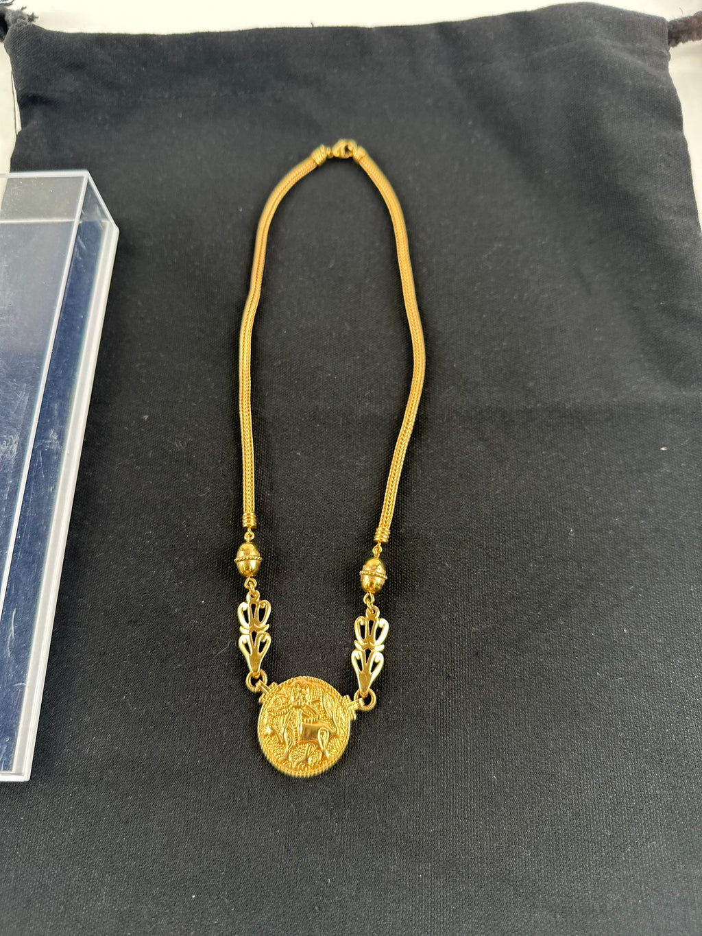 Aurinkoleijona – 18K kultainen kaulakoru