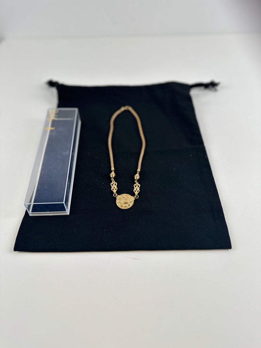 Aurinkoleijona – 18K kultainen kaulakoru