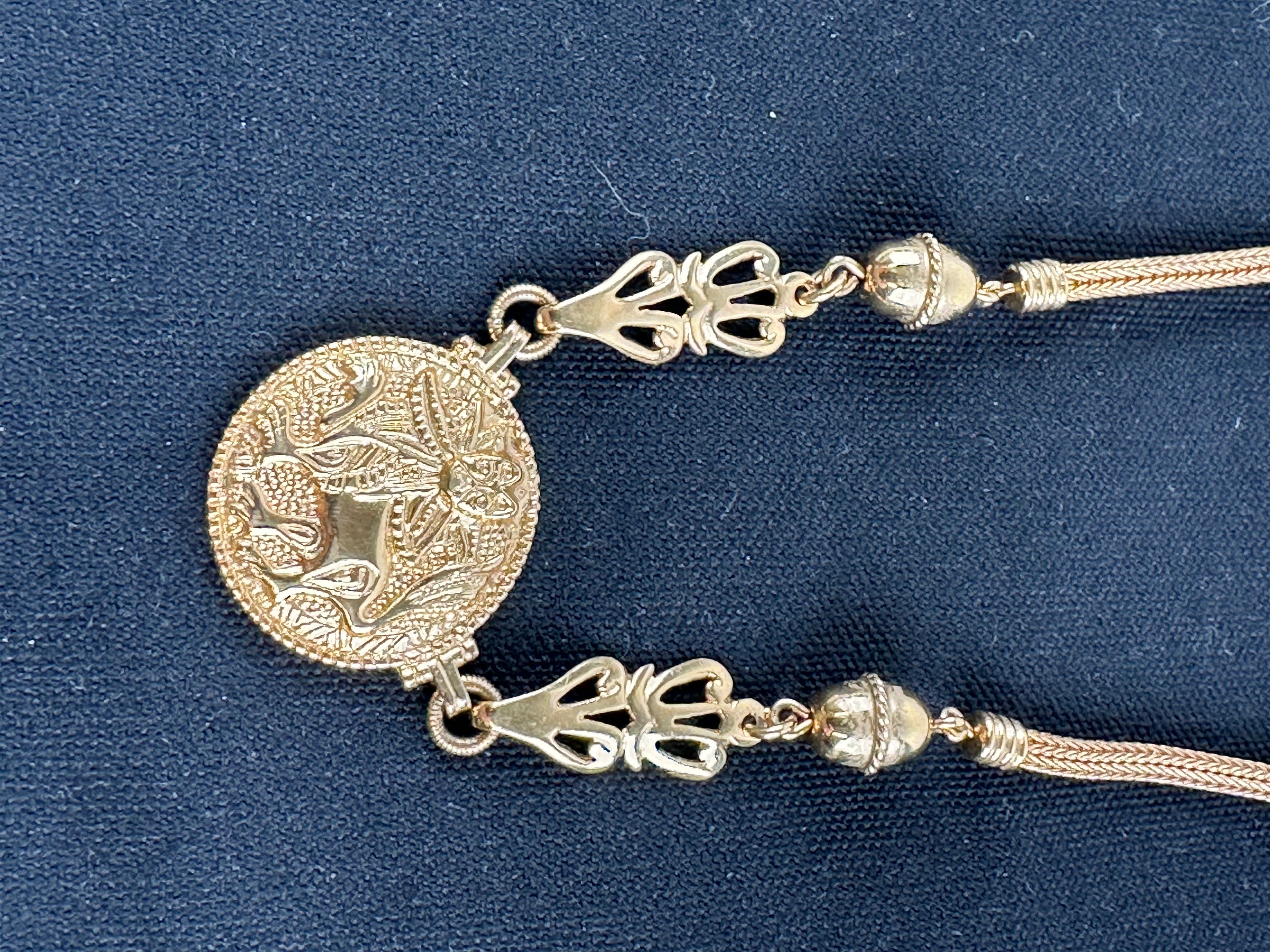 Aurinkoleijona – 18K kultainen kaulakoru