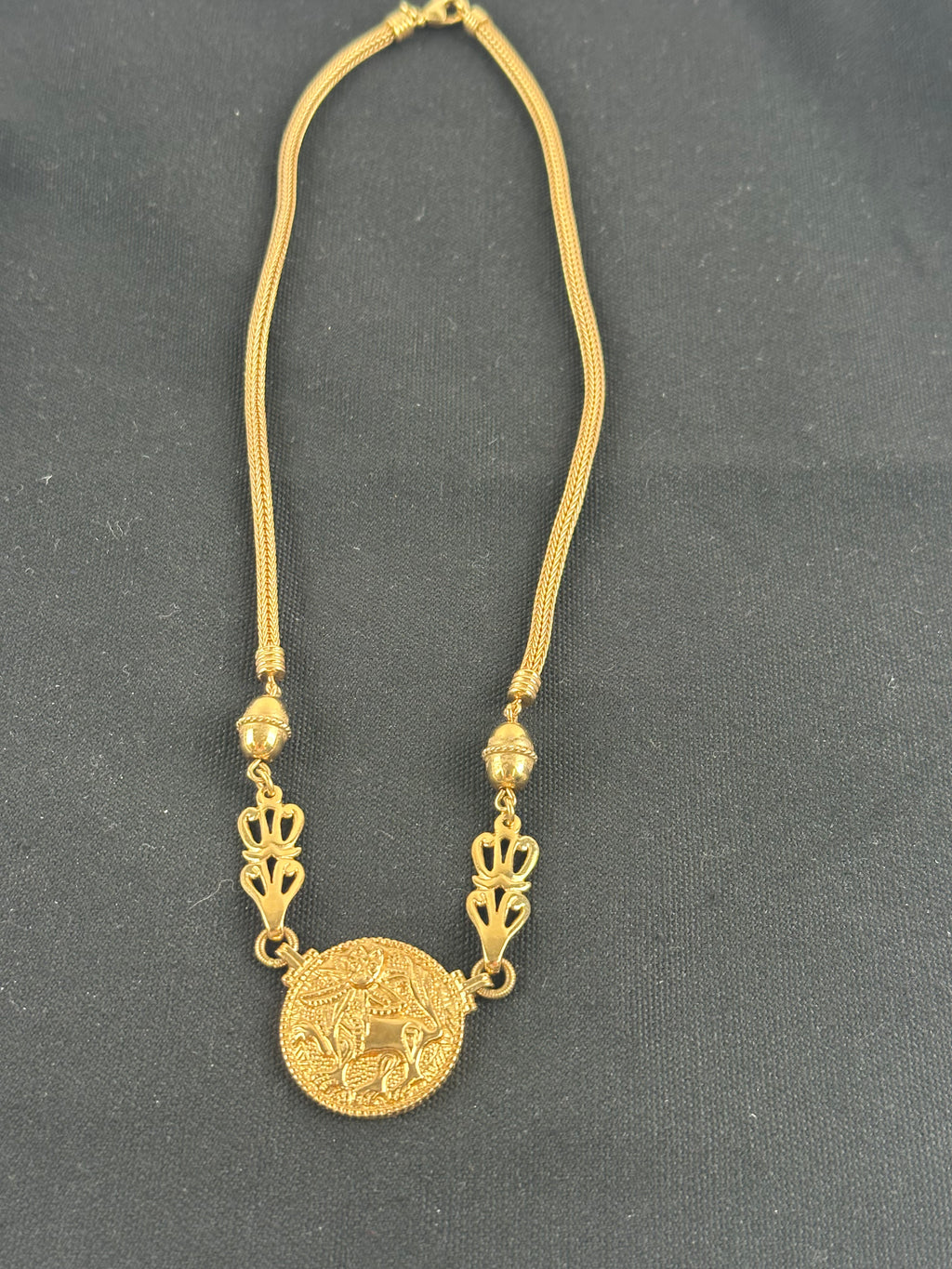 Aurinkoleijona – 18K kultainen kaulakoru