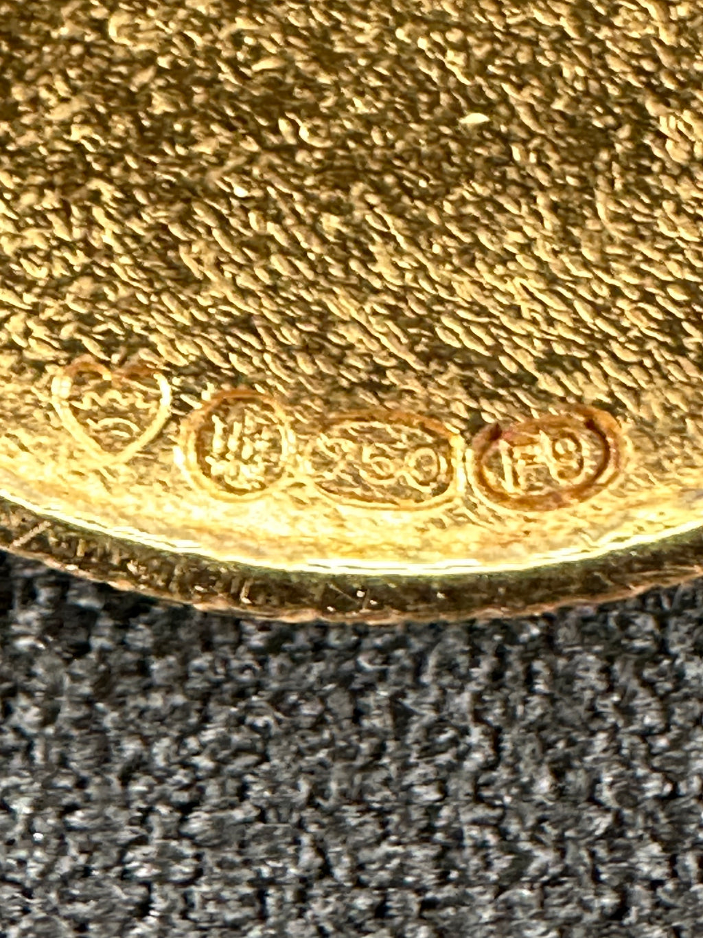 Aurinkoleijona – 18K kultainen kaulakoru