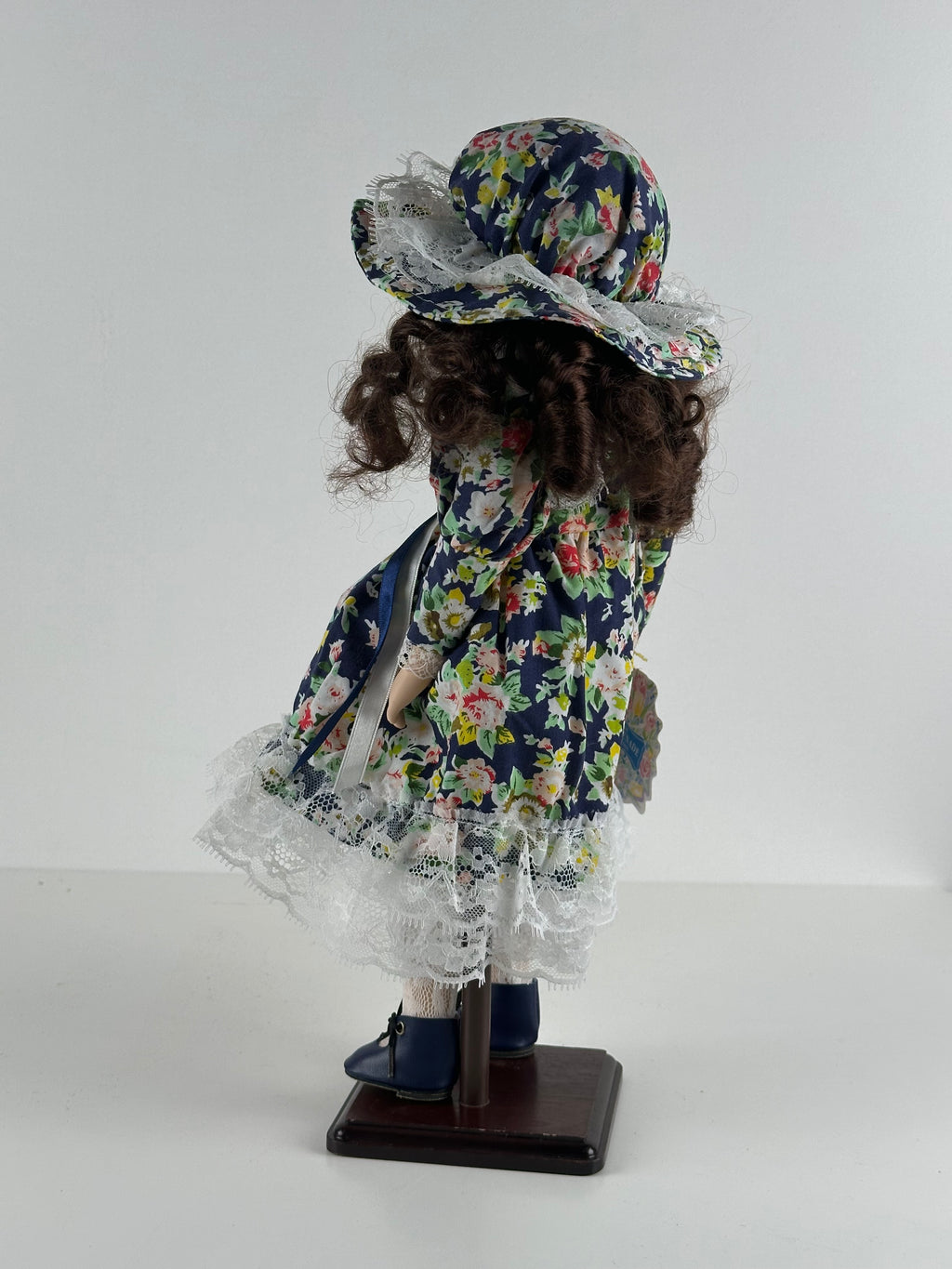 Posliinikoristenukke 42 cm – Promenade Collection