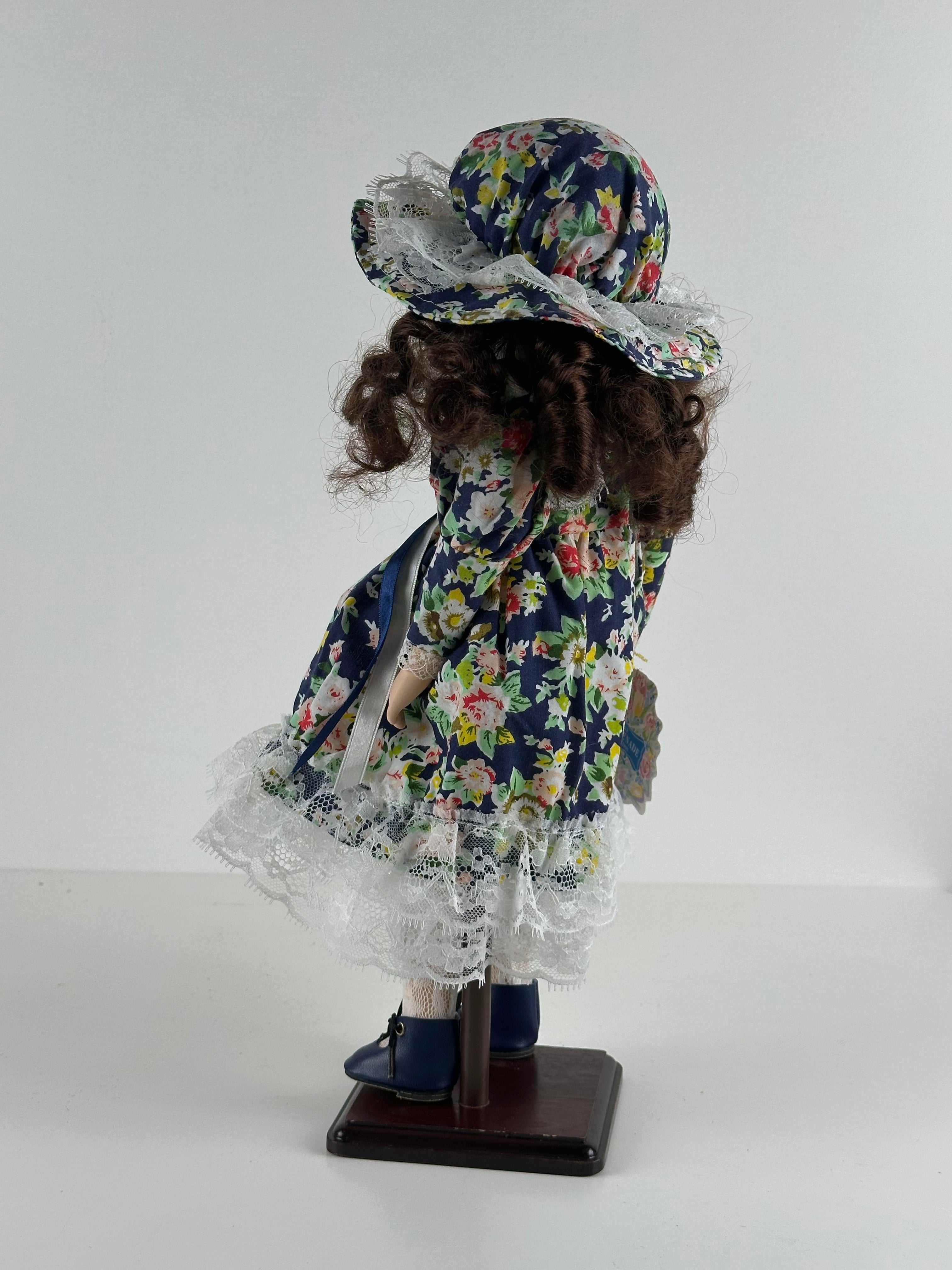 Posliinikoristenukke 42 cm – Promenade Collection