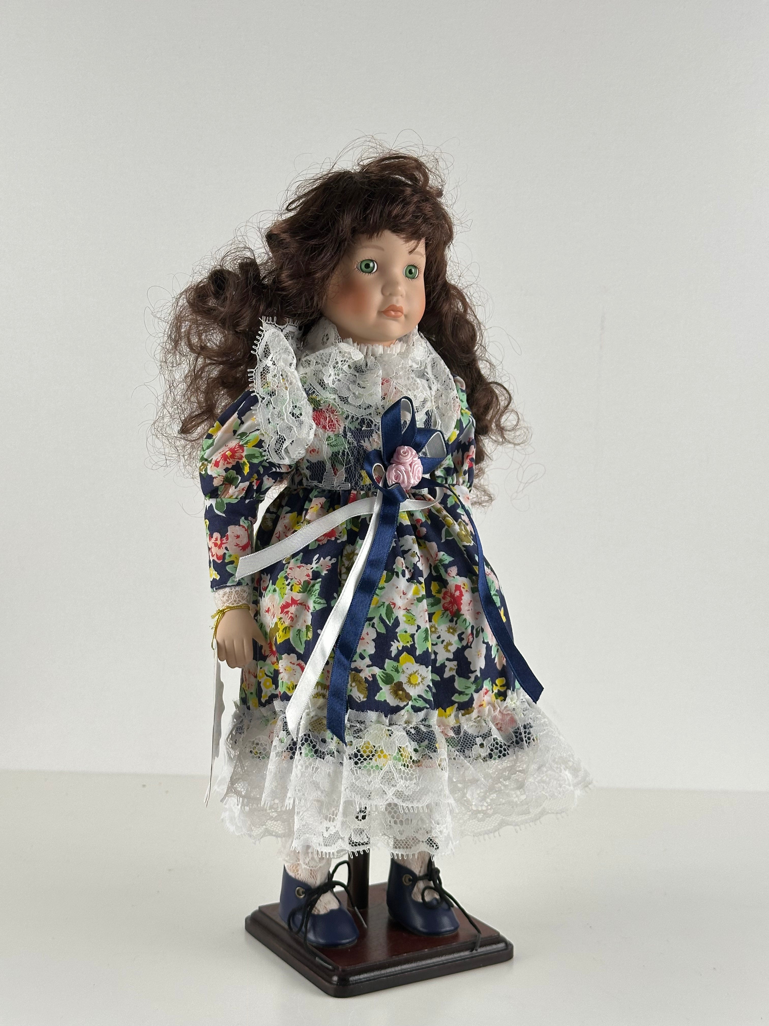 Posliinikoristenukke 42 cm – Promenade Collection