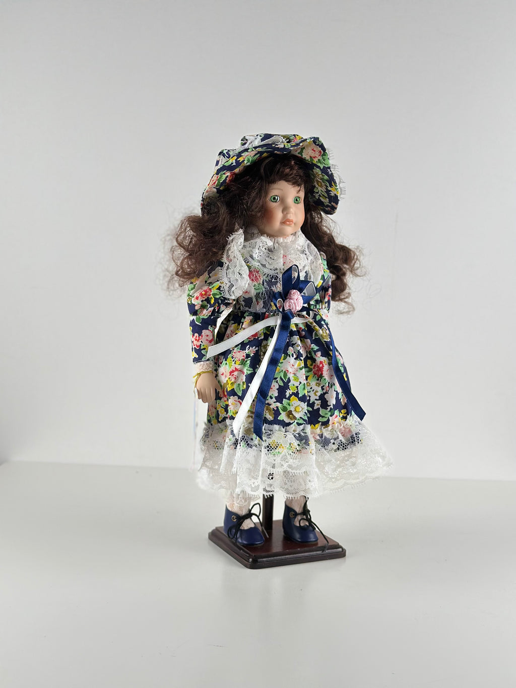 Posliinikoristenukke 42 cm – Promenade Collection