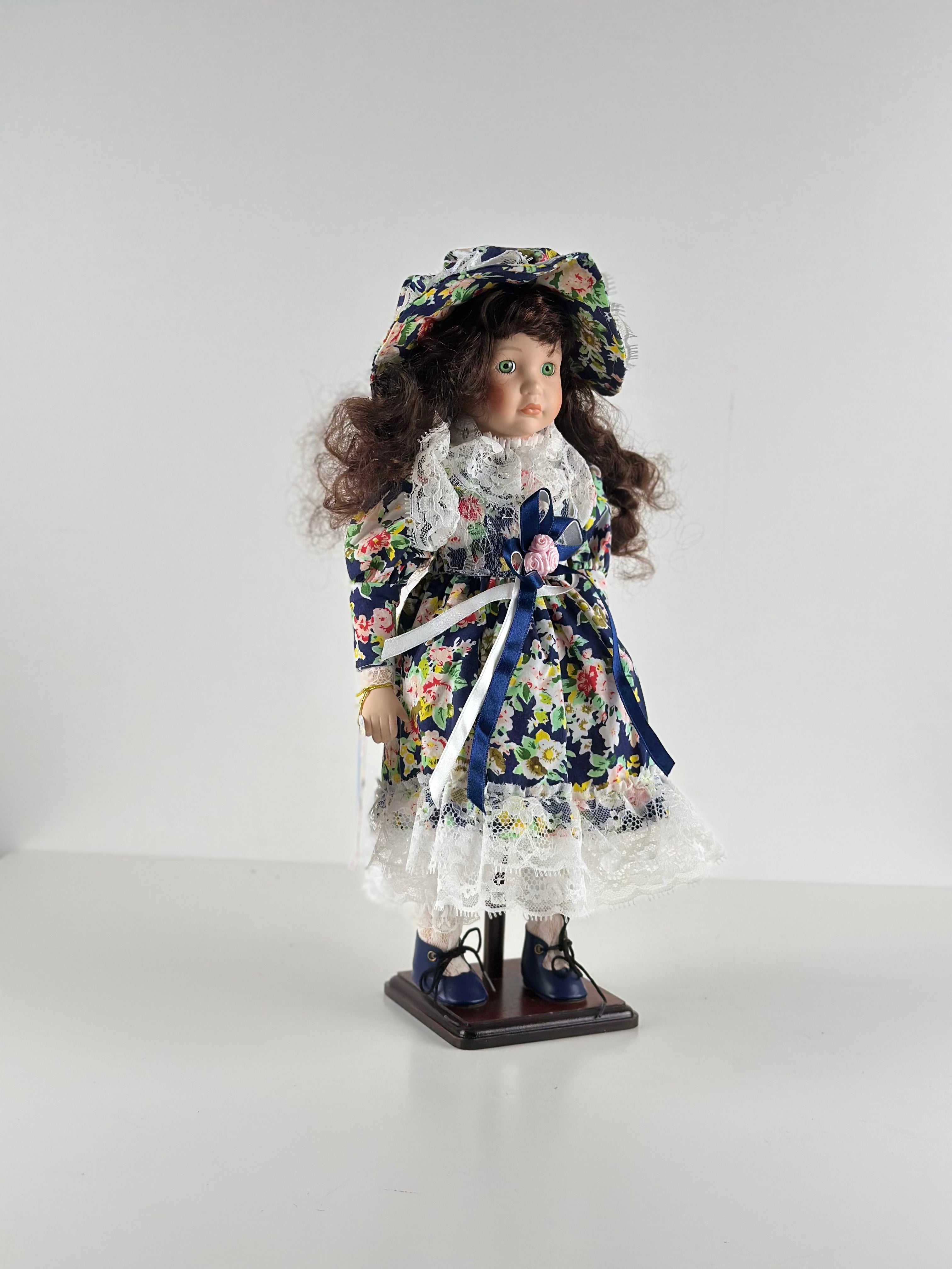 Posliinikoristenukke 42 cm – Promenade Collection