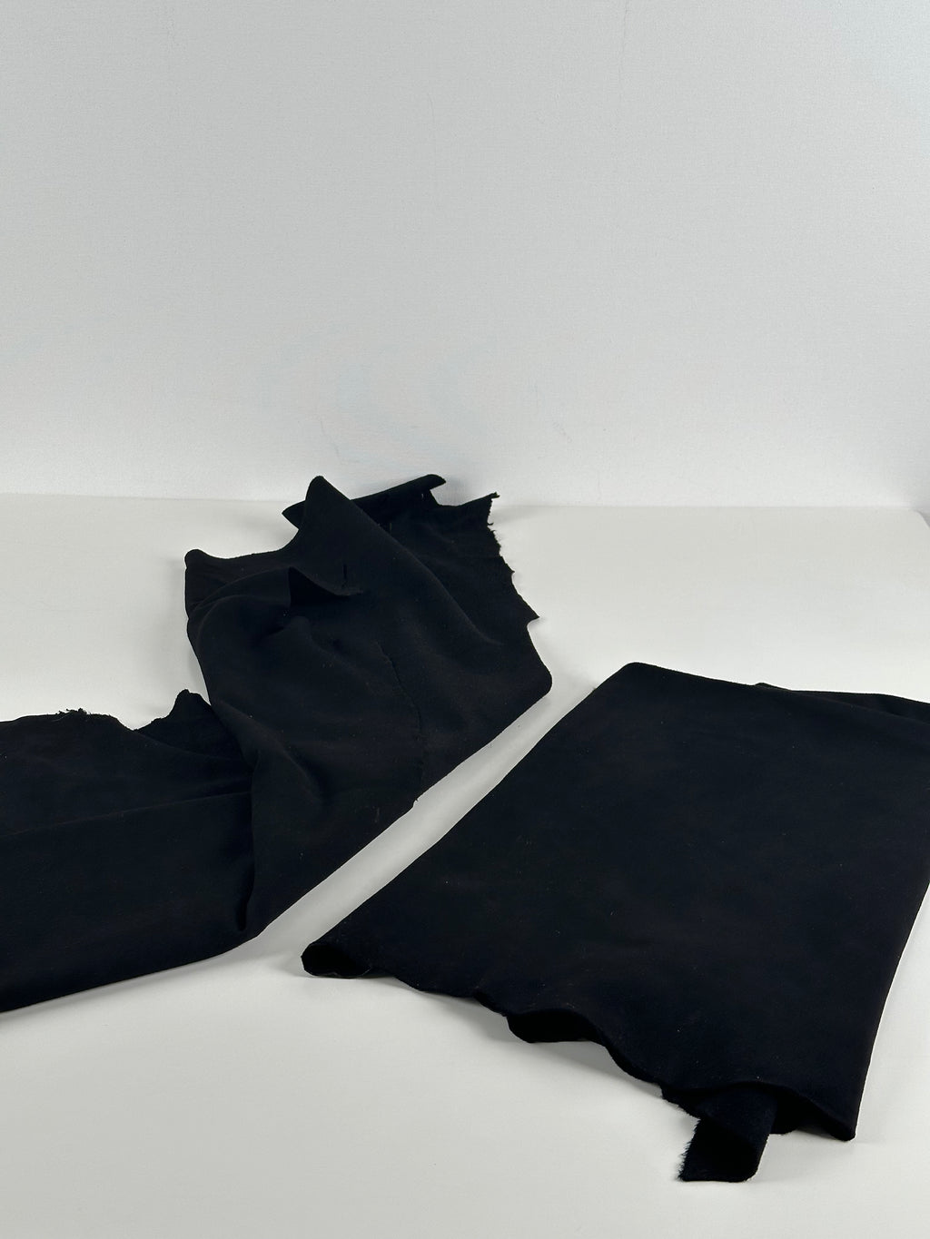 Aito mokkanahka – Goat Suede Black (1 vuota)