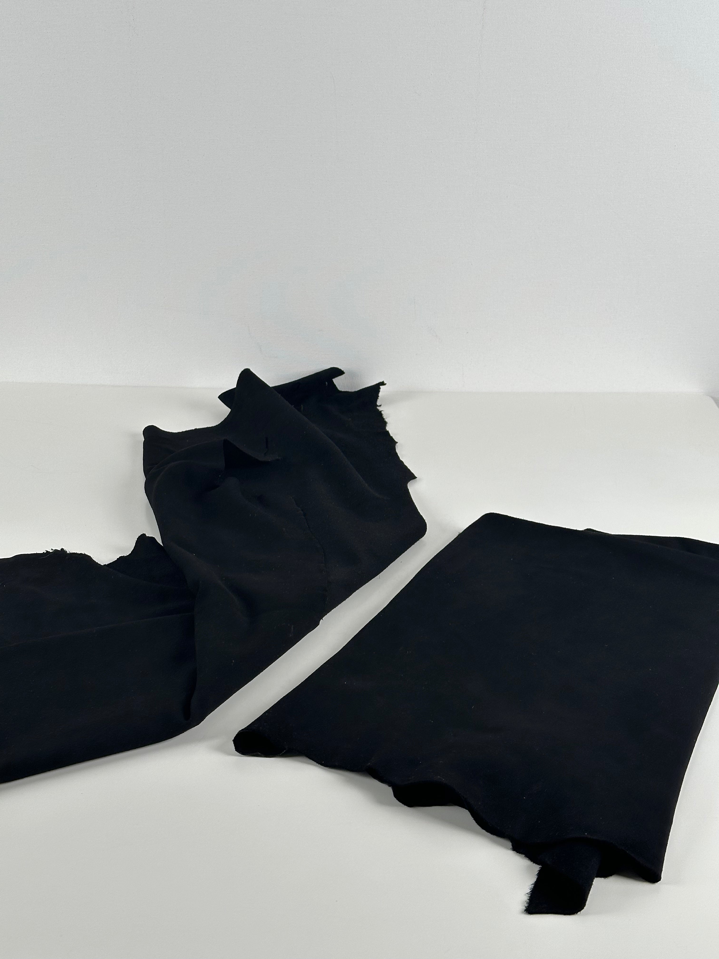 Aito mokkanahka – Goat Suede Black (1 vuota)