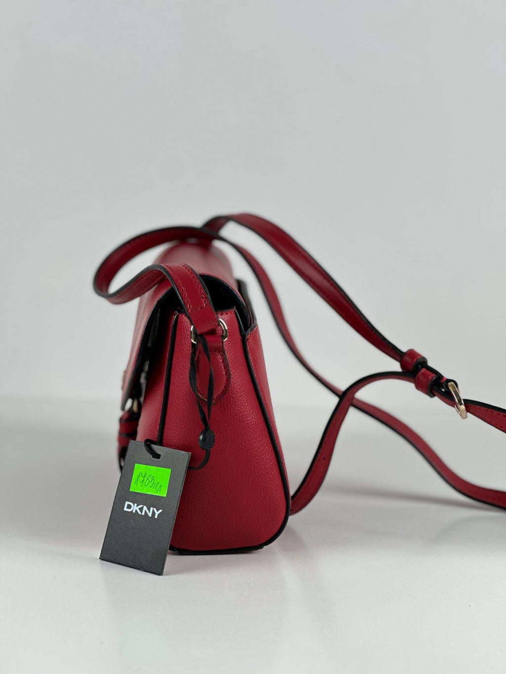 DKNY Lolita Flap Crossbody – punainen