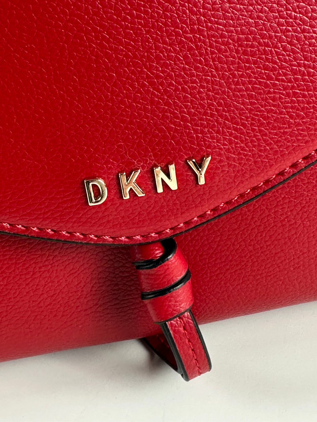DKNY Lolita Flap Crossbody – punainen