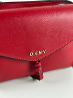 DKNY Lolita Flap Crossbody – punainen