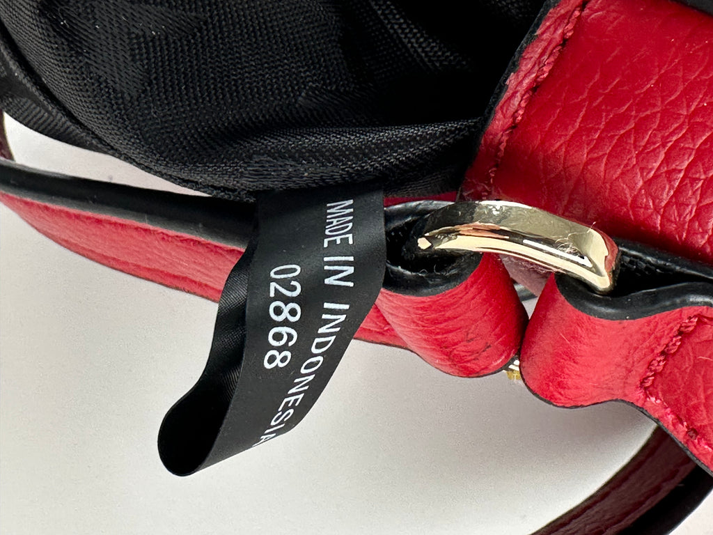 DKNY Lolita Flap Crossbody – punainen