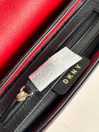 DKNY Lolita Flap Crossbody – punainen