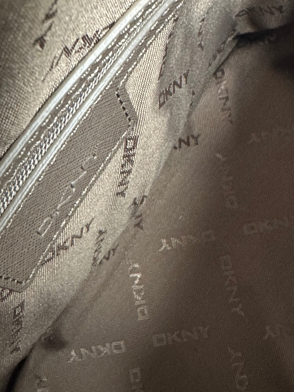 DKNY saffiano nahkalaukku