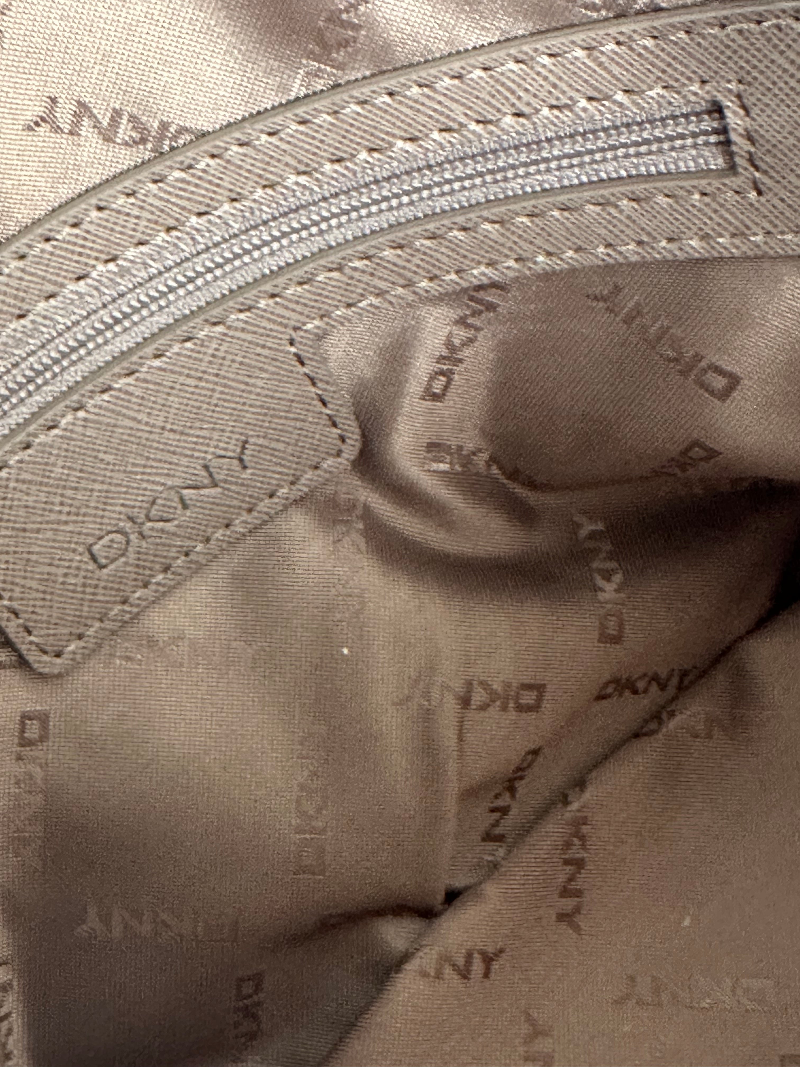 DKNY saffiano nahkalaukku