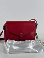 DKNY Lolita Flap Crossbody – punainen