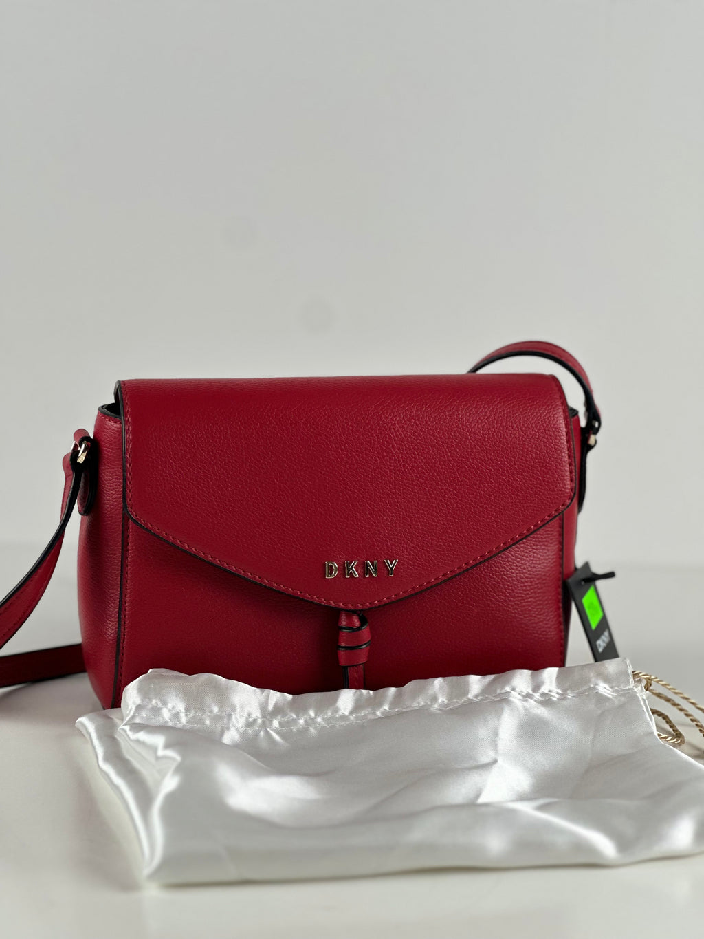 DKNY Lolita Flap Crossbody – punainen