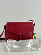 DKNY Lolita Flap Crossbody – punainen