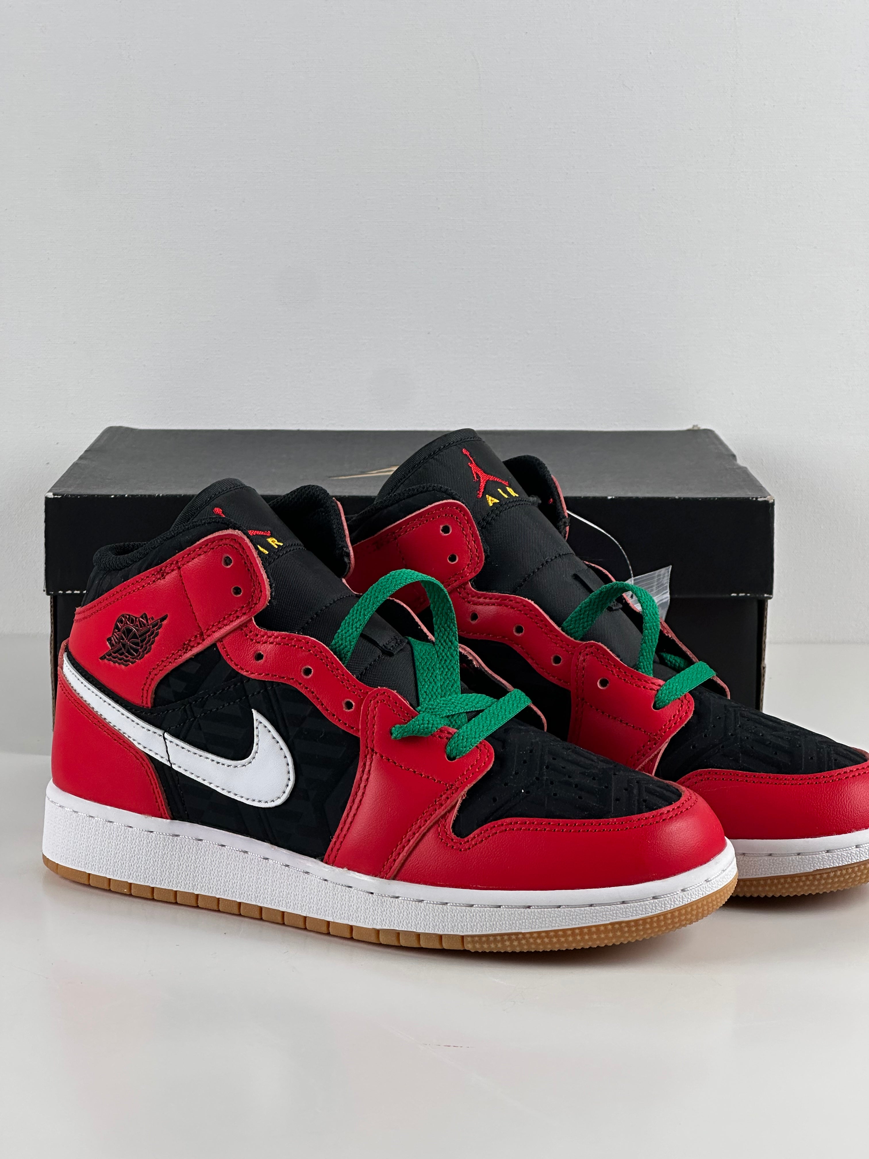 Air Jordan 1 Mid SE (GS) – Black / Fire Red / Malachite – EU 38