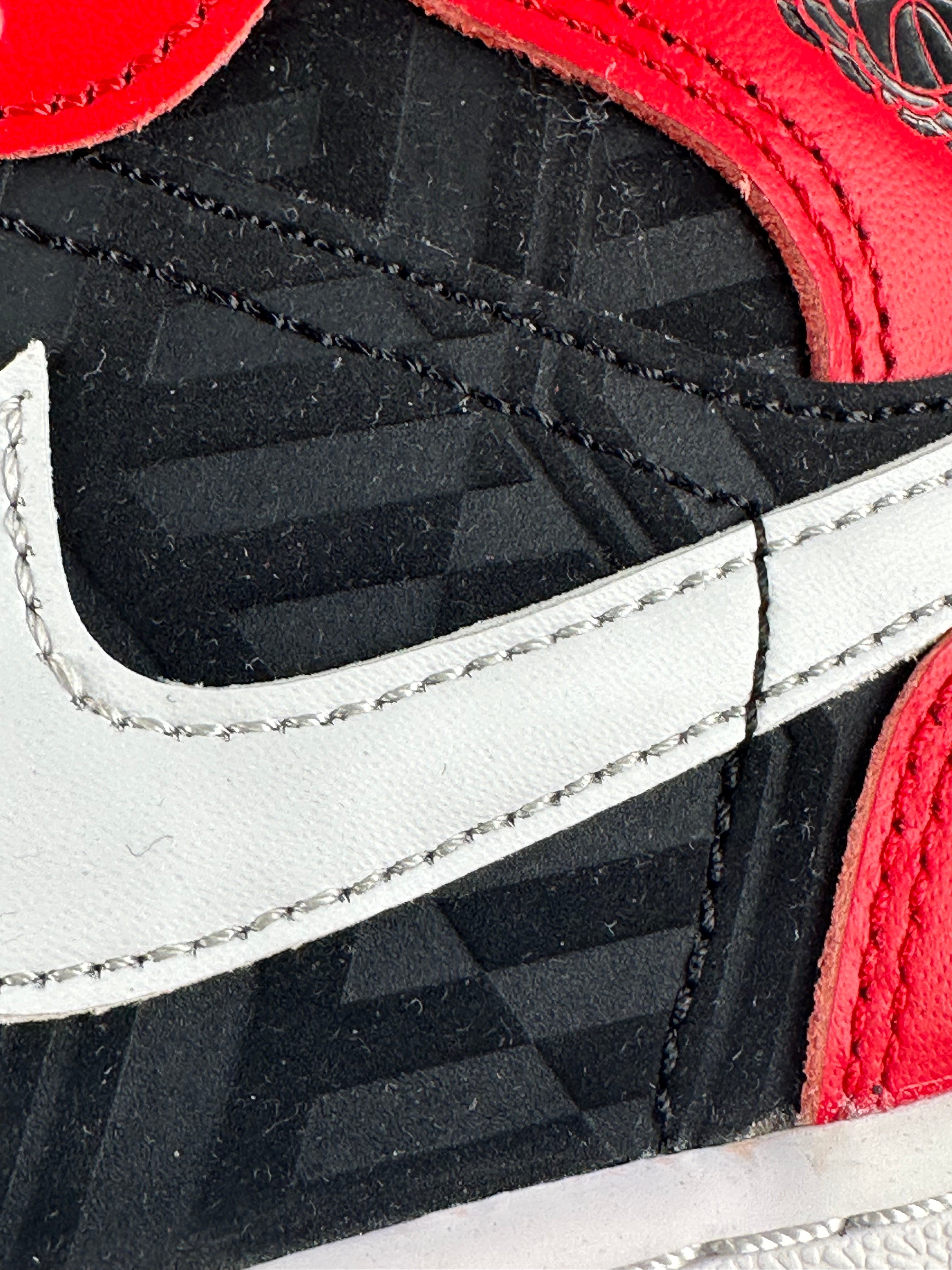 Air Jordan 1 Mid SE (GS) – Black / Fire Red / Malachite – EU 38