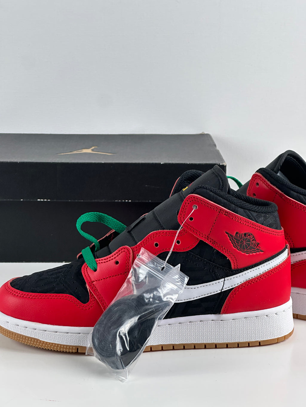 Air Jordan 1 Mid SE (GS) – Black / Fire Red / Malachite – EU 38