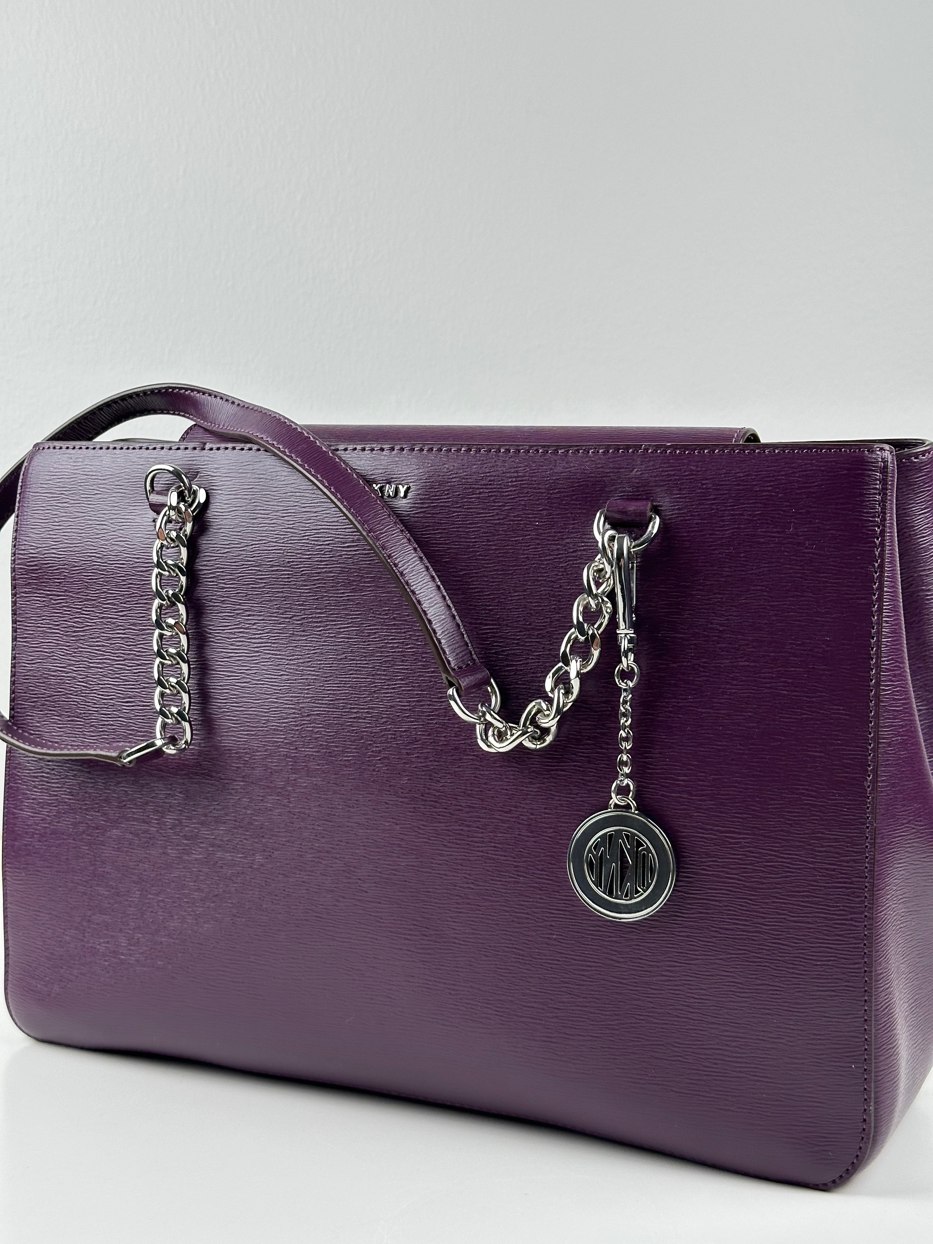 DKNY – luumunvioletti nahkainen käsilaukku
