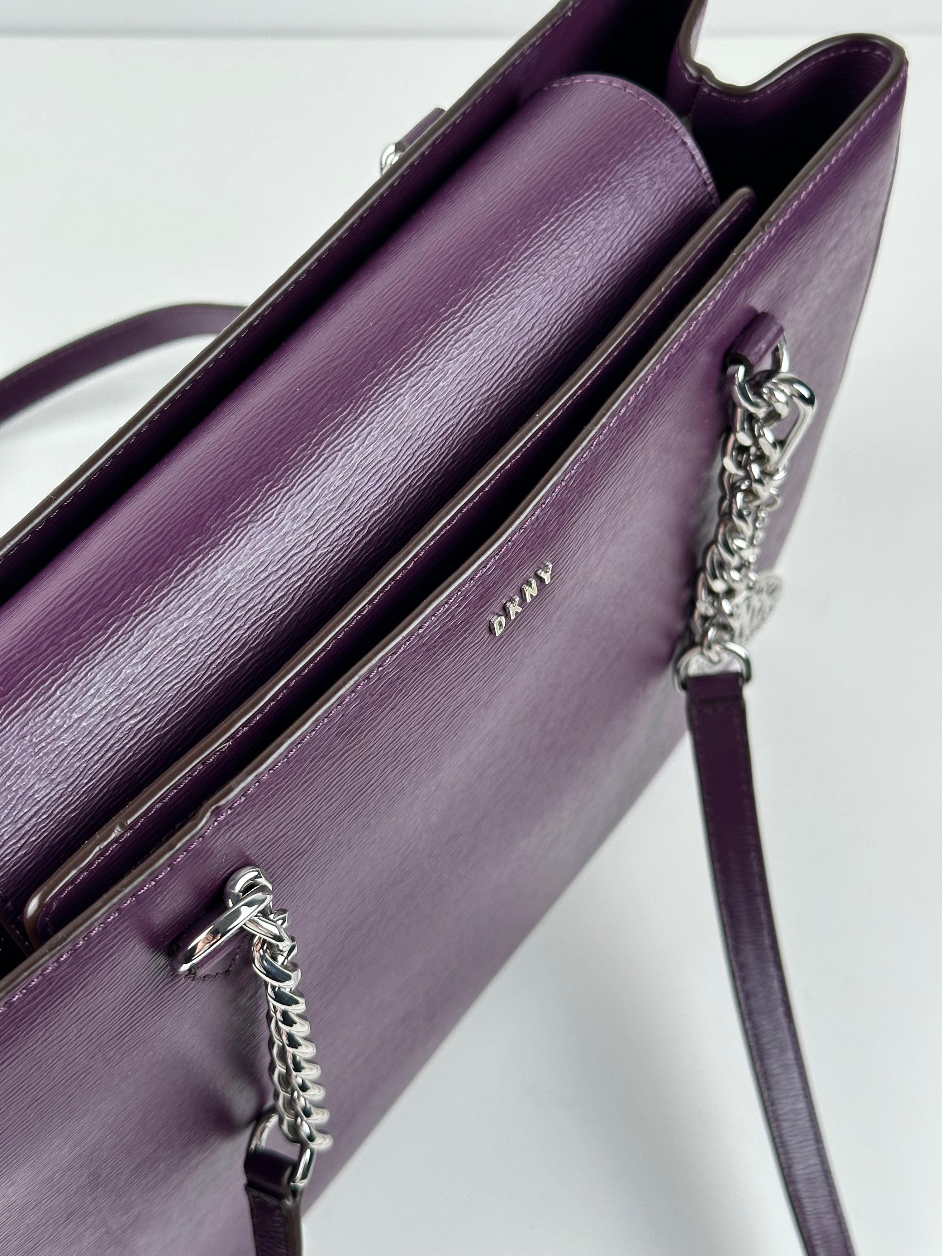 DKNY – luumunvioletti nahkainen käsilaukku