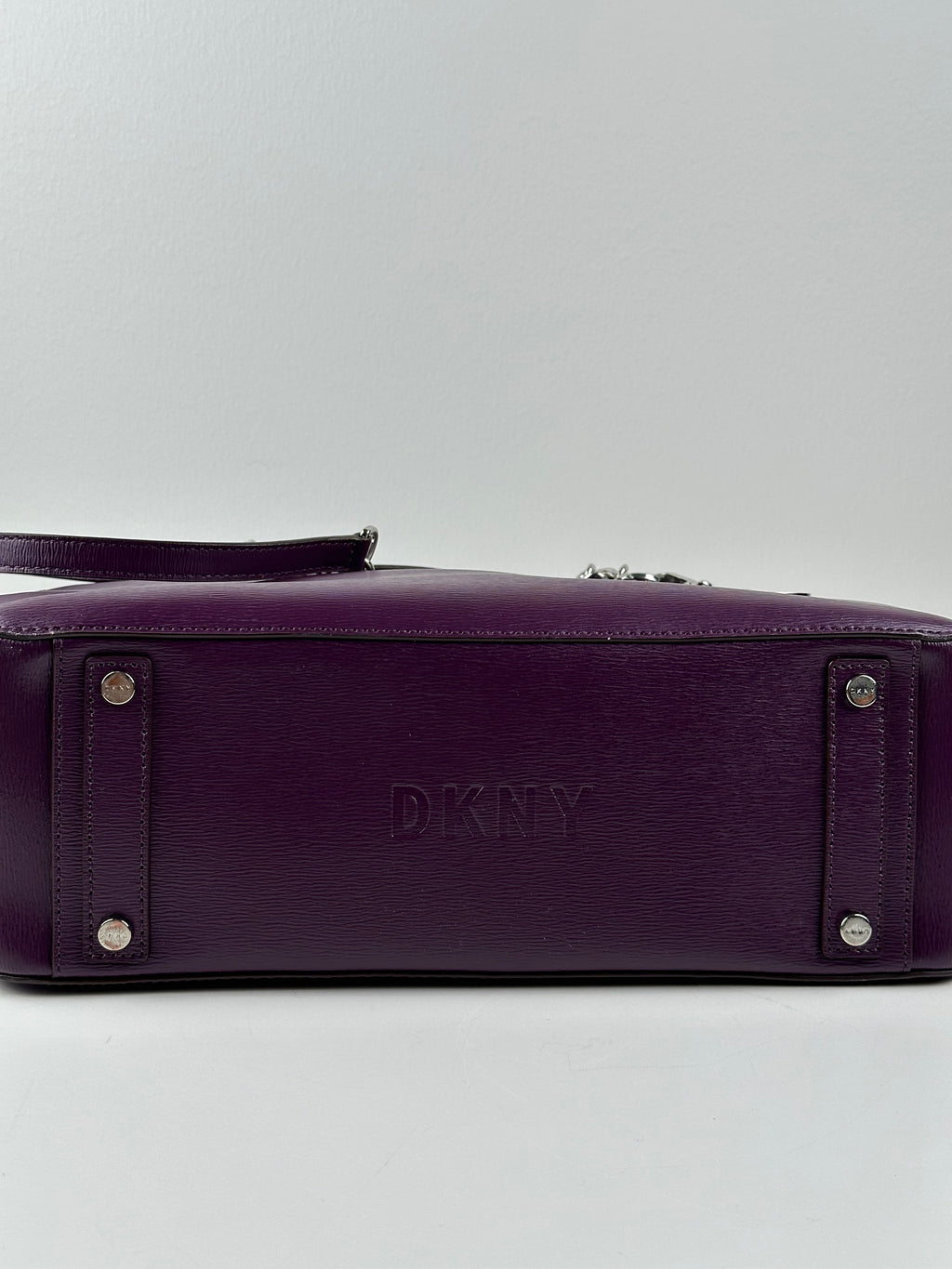 DKNY – luumunvioletti nahkainen käsilaukku