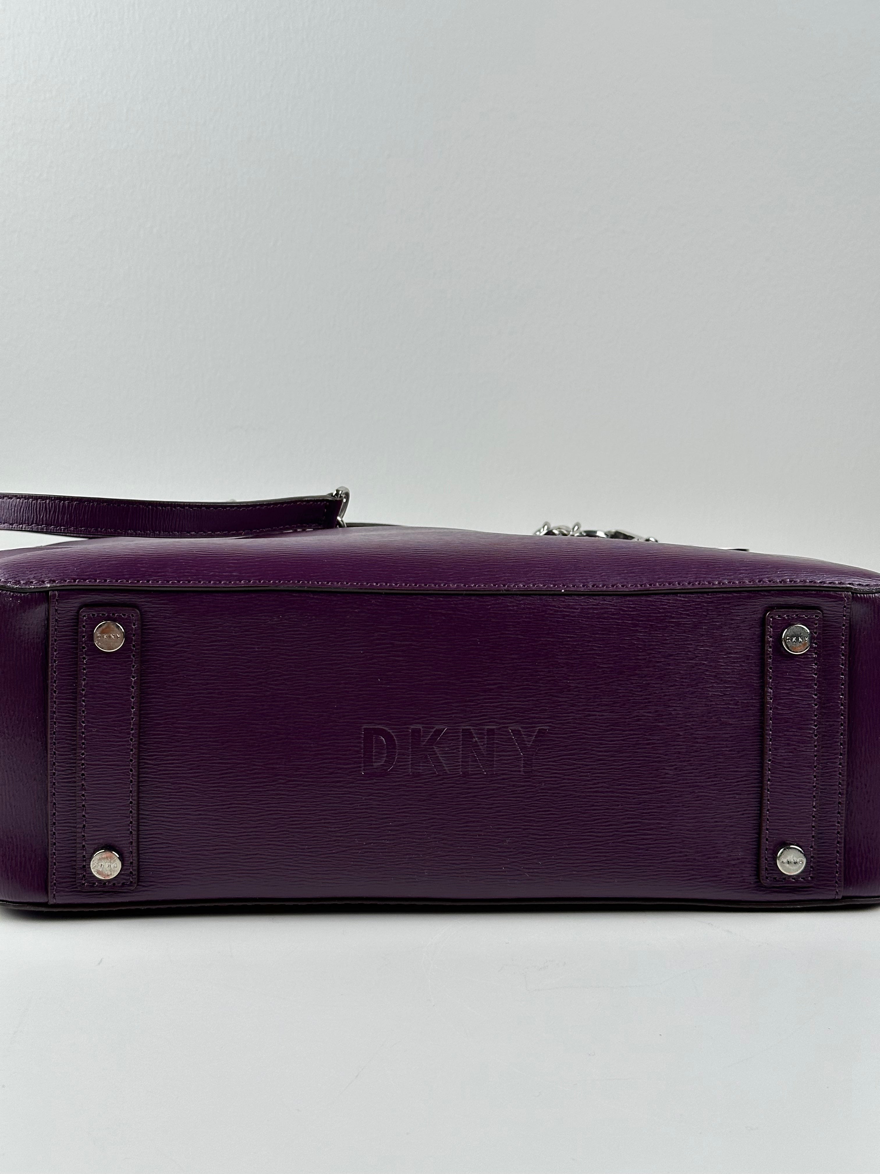 DKNY – luumunvioletti nahkainen käsilaukku