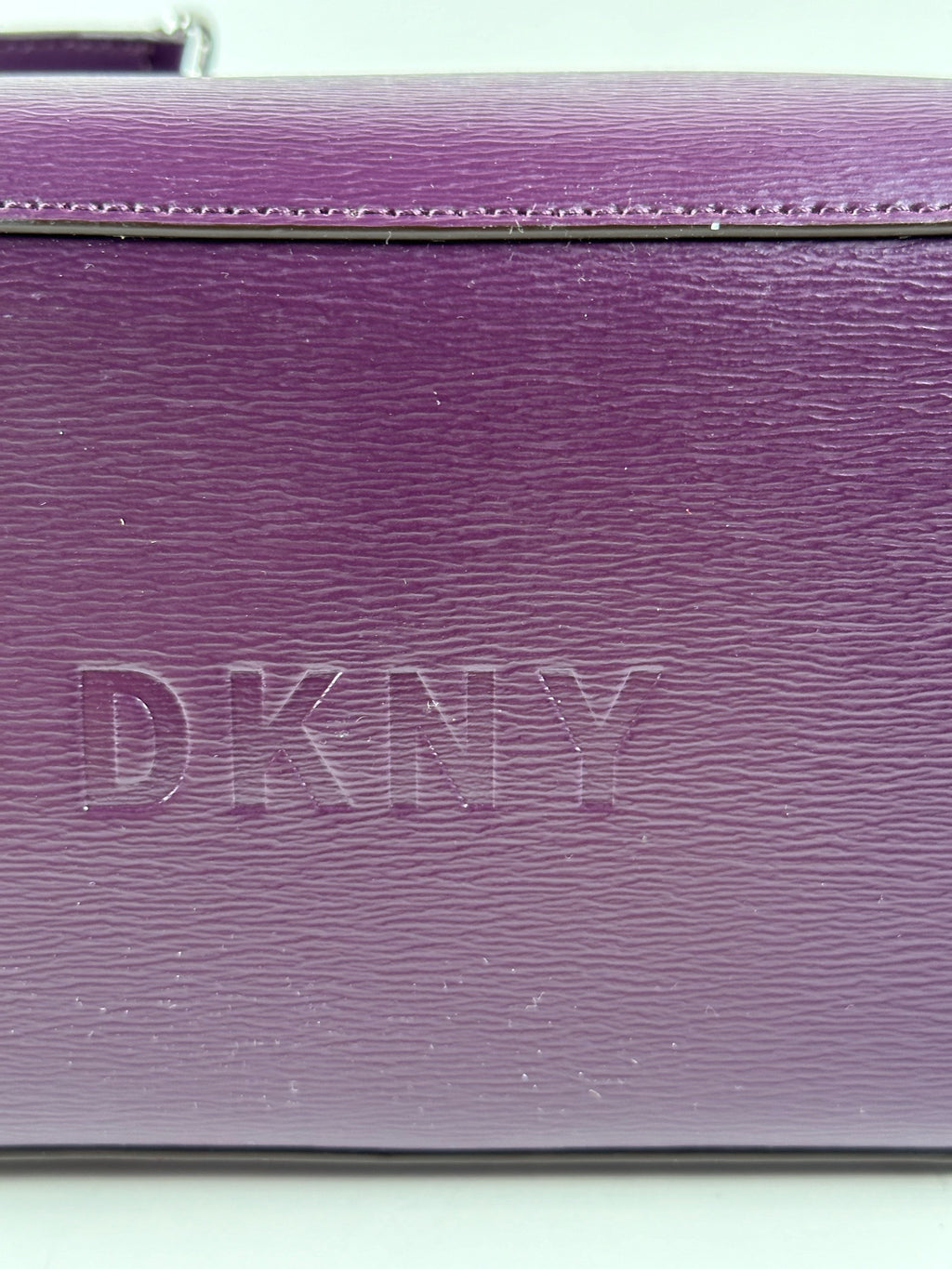 DKNY – luumunvioletti nahkainen käsilaukku