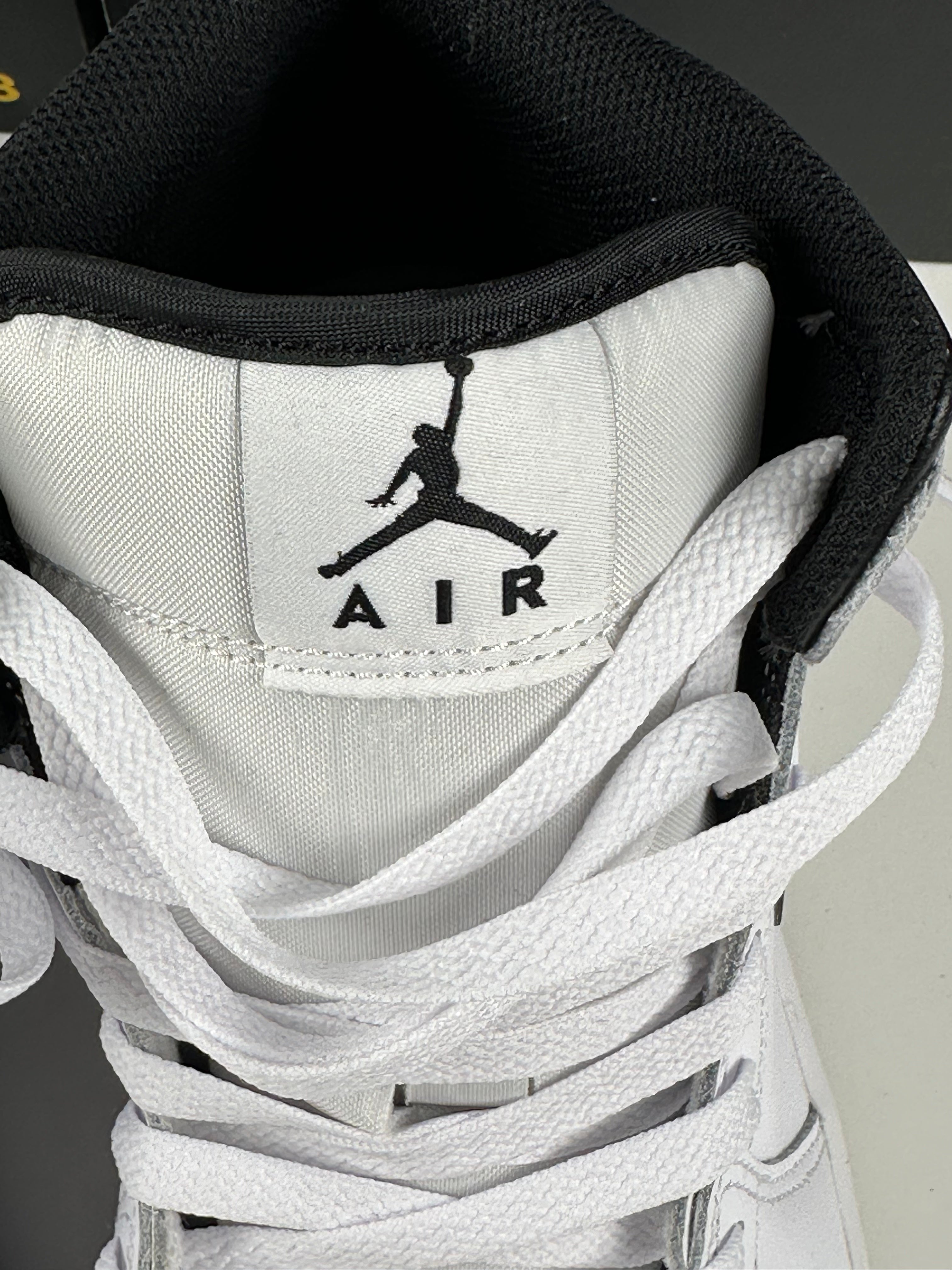 Air Jordan 1 Mid White/Black