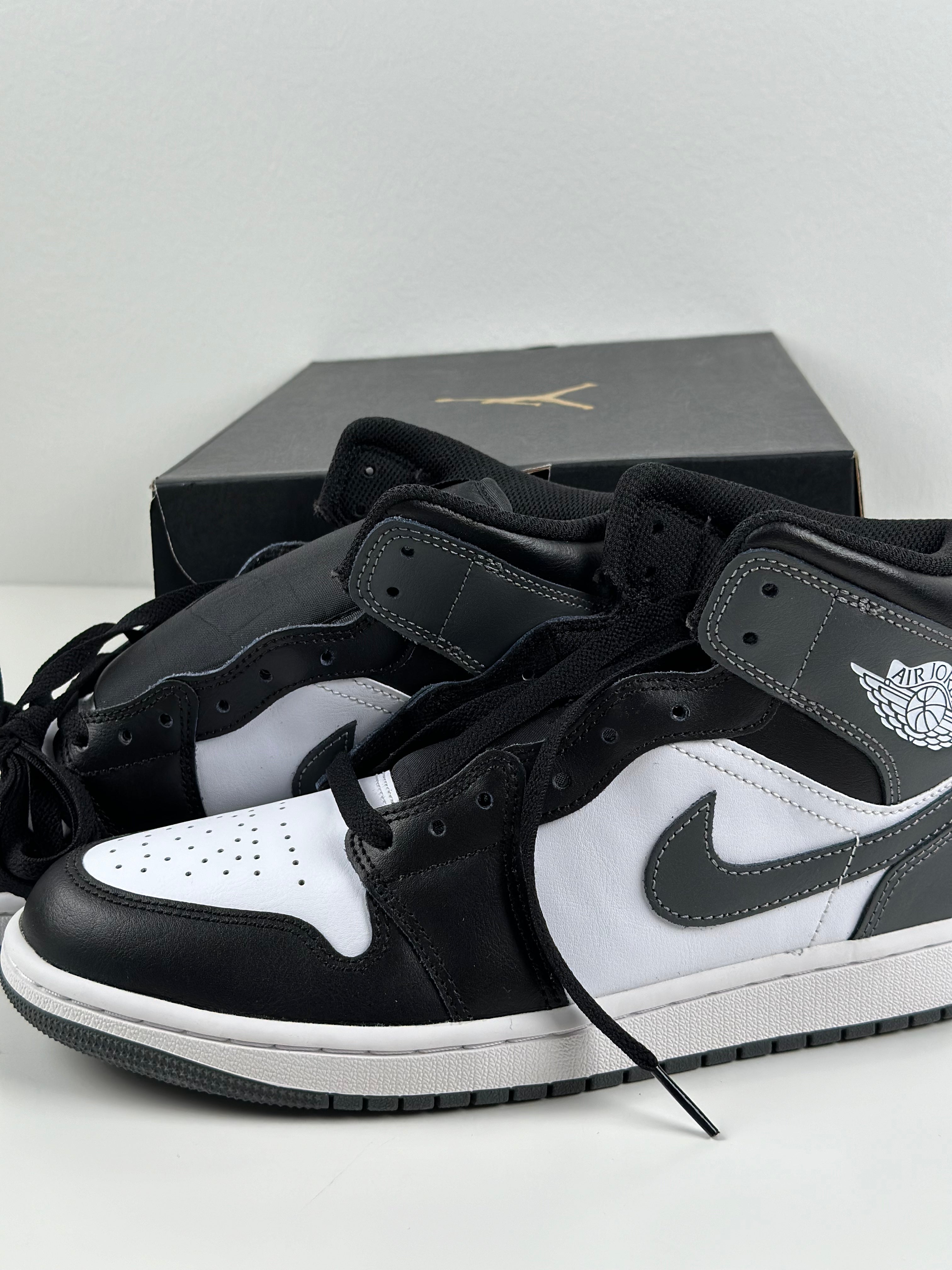 Air Jordan 1 Mid "Black/White-Grey"