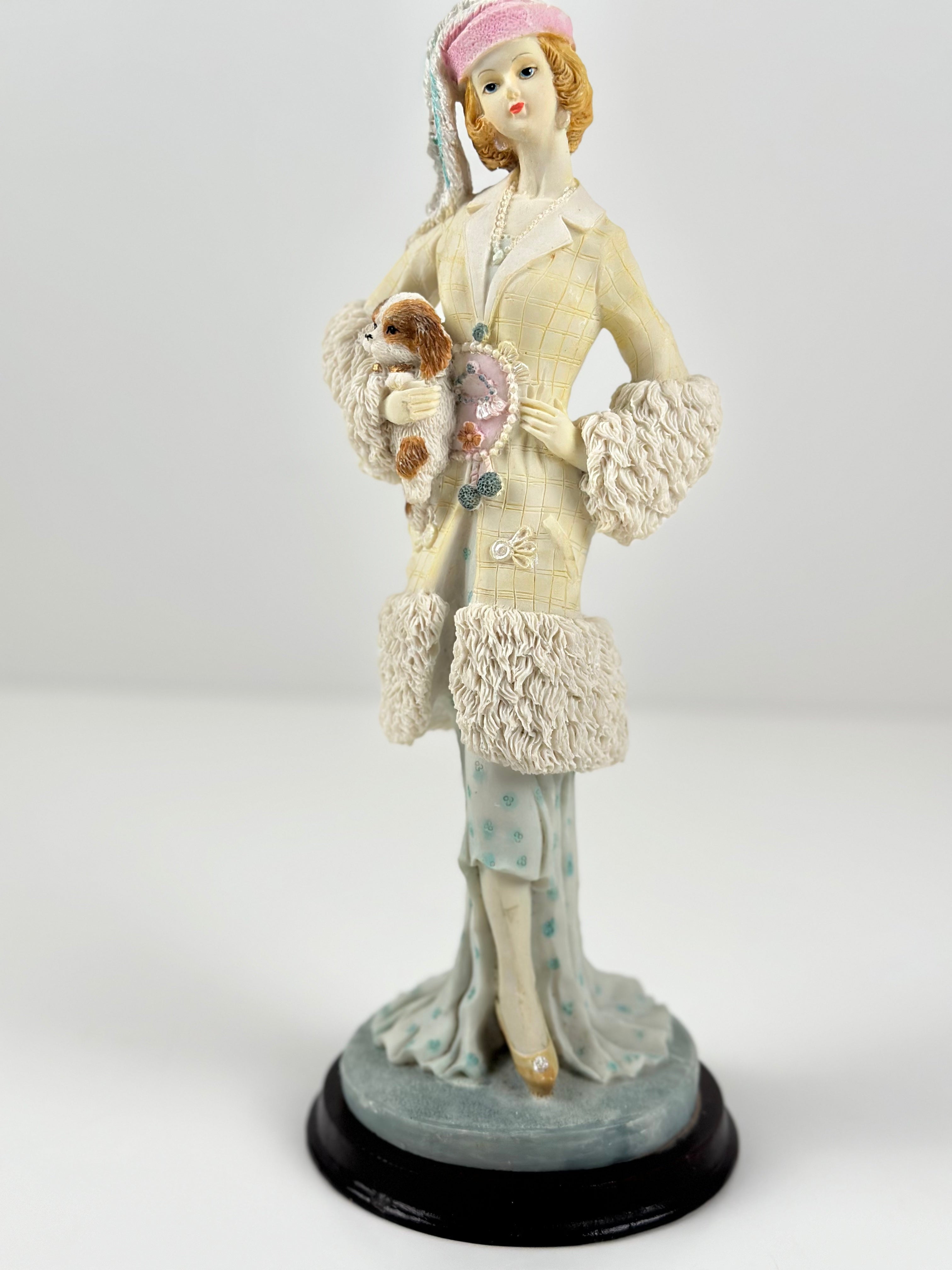 Elegantti vintage-tyylinen koristepatsas – nainen ja koira