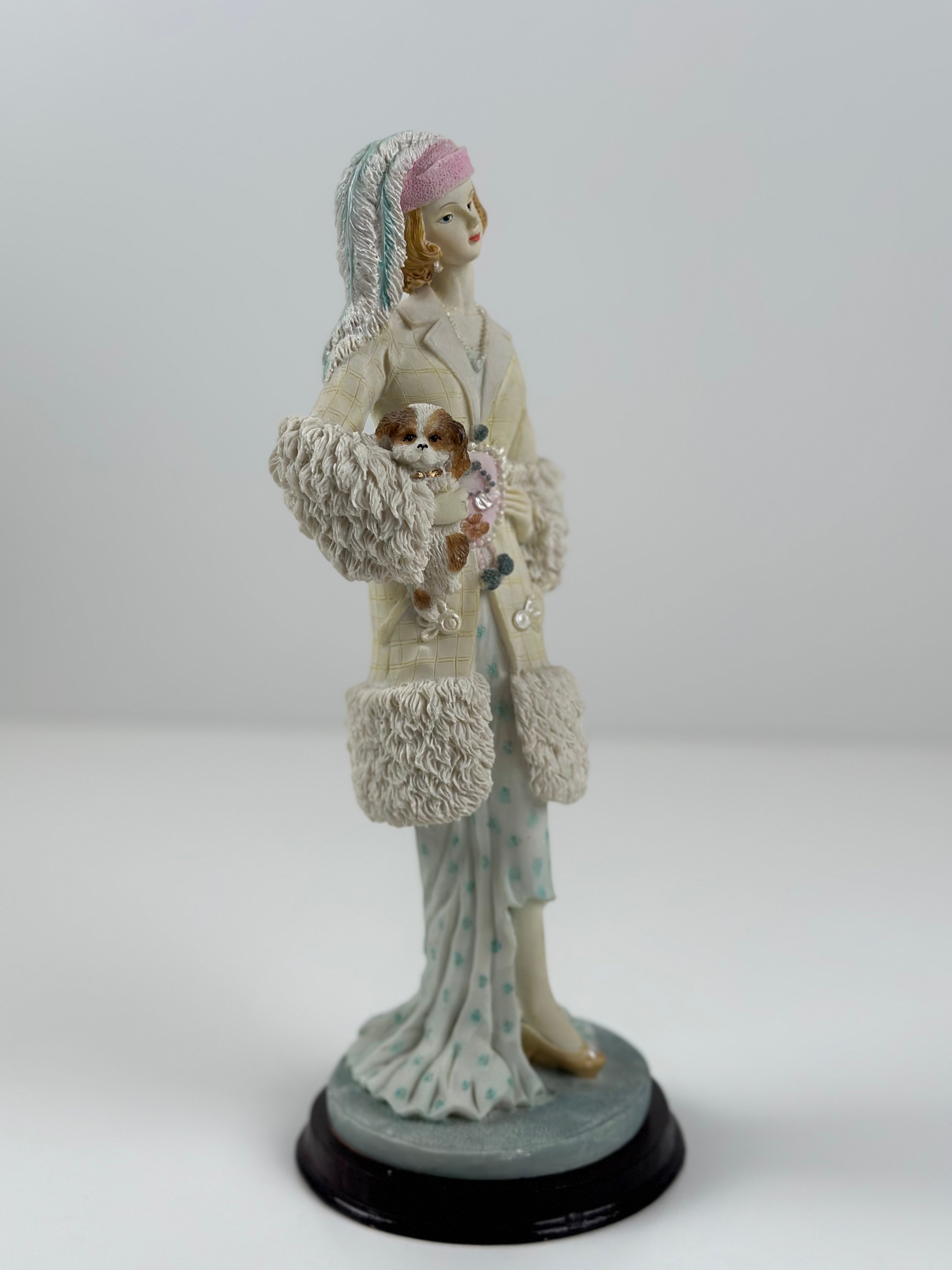 Elegantti vintage-tyylinen koristepatsas – nainen ja koira