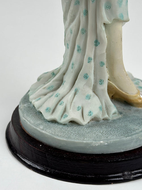 Elegantti vintage-tyylinen koristepatsas – nainen ja koira