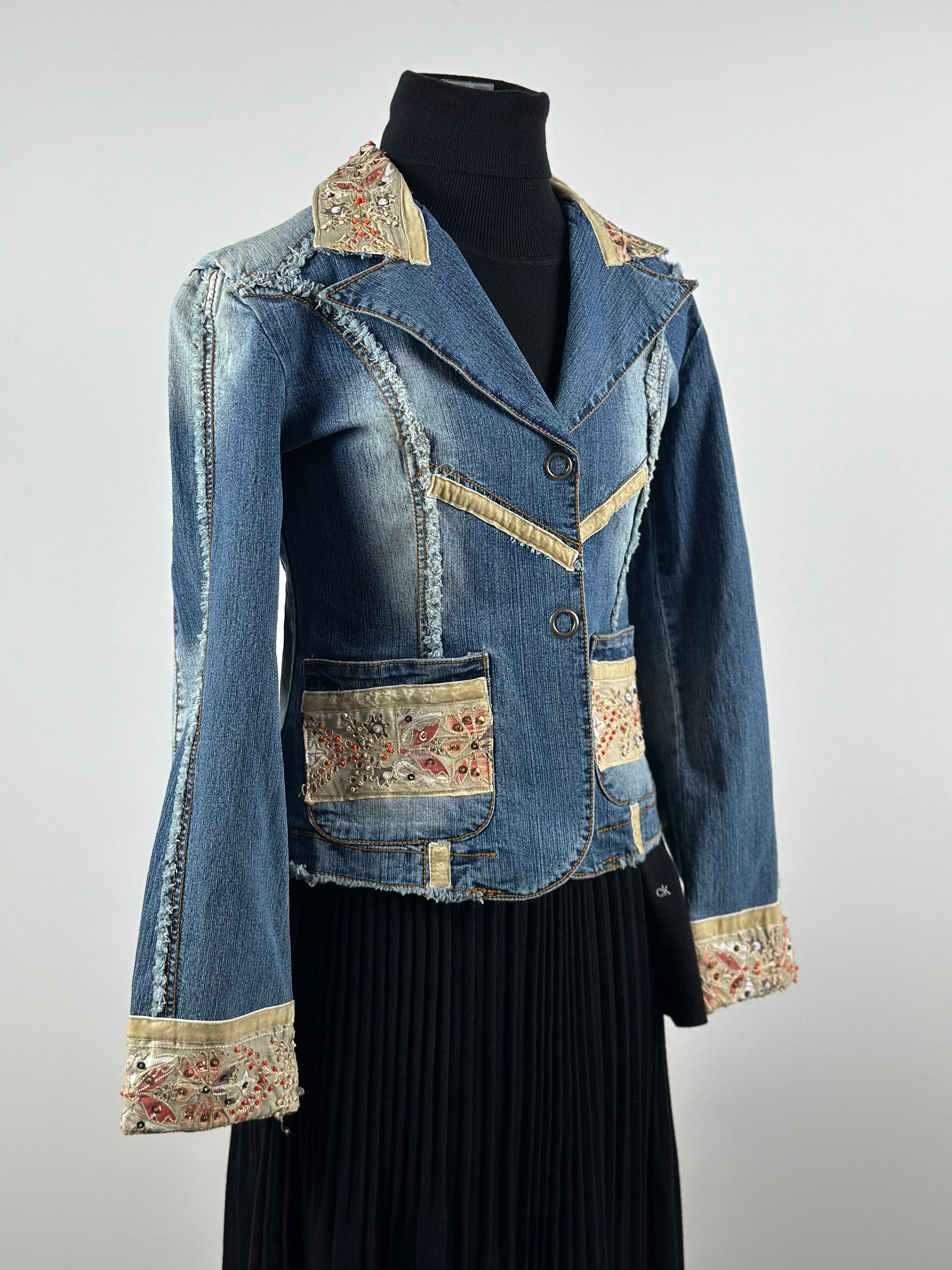 ✨ Gamino Paris – helmikirjailtu farkkutakki