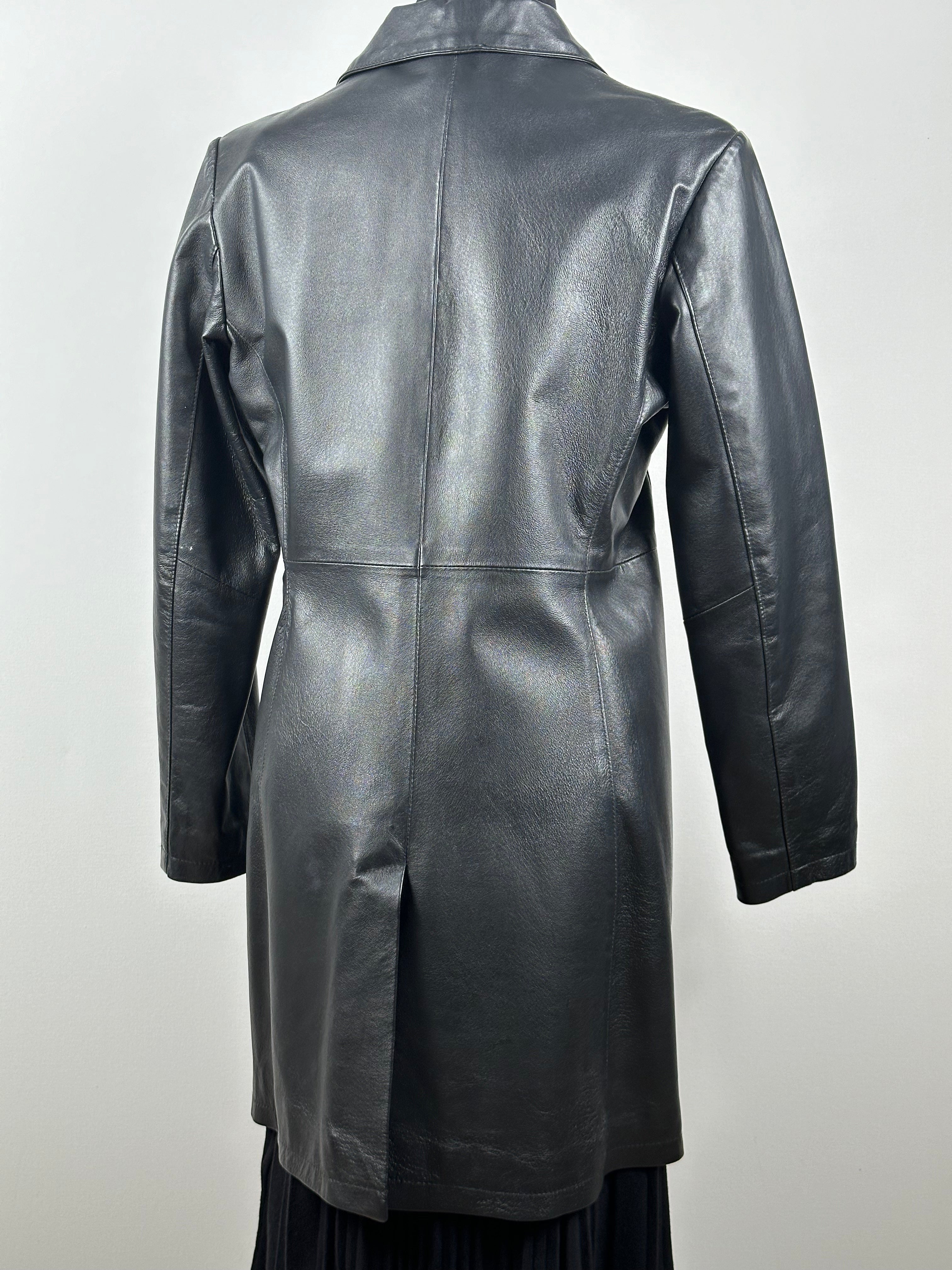 UTTERLY musta pitkä nahkatakki