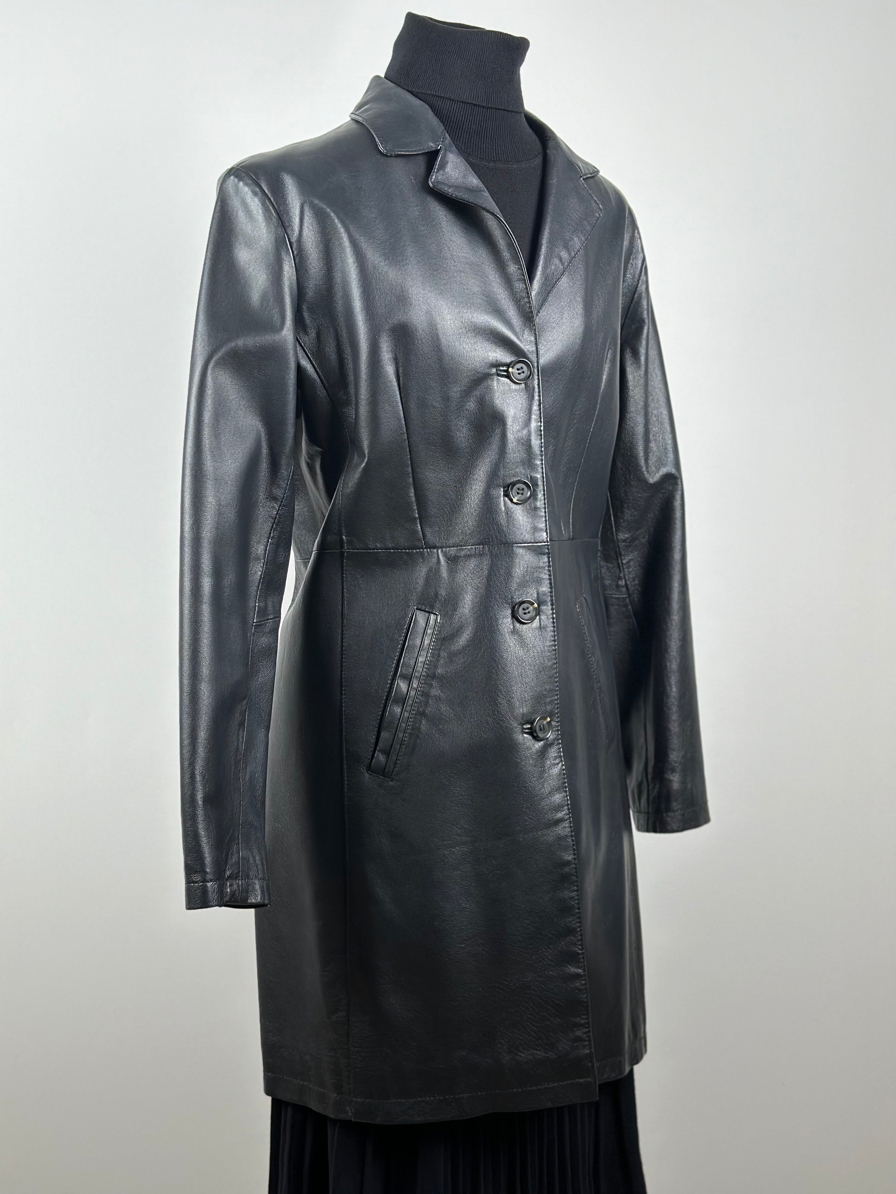 UTTERLY musta pitkä nahkatakki