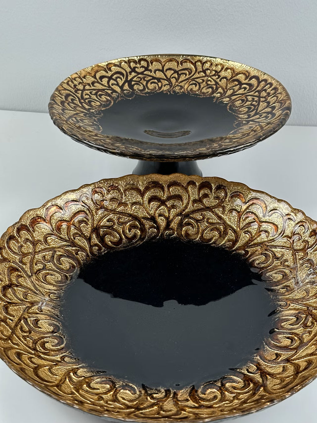 Monna Glass käsintehty tarjoiluvati / kakkuvati (kulta–musta)