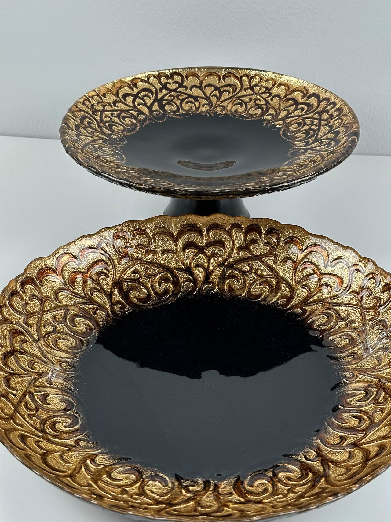 Monna Glass käsintehty tarjoiluvati / kakkuvati (kulta–musta)