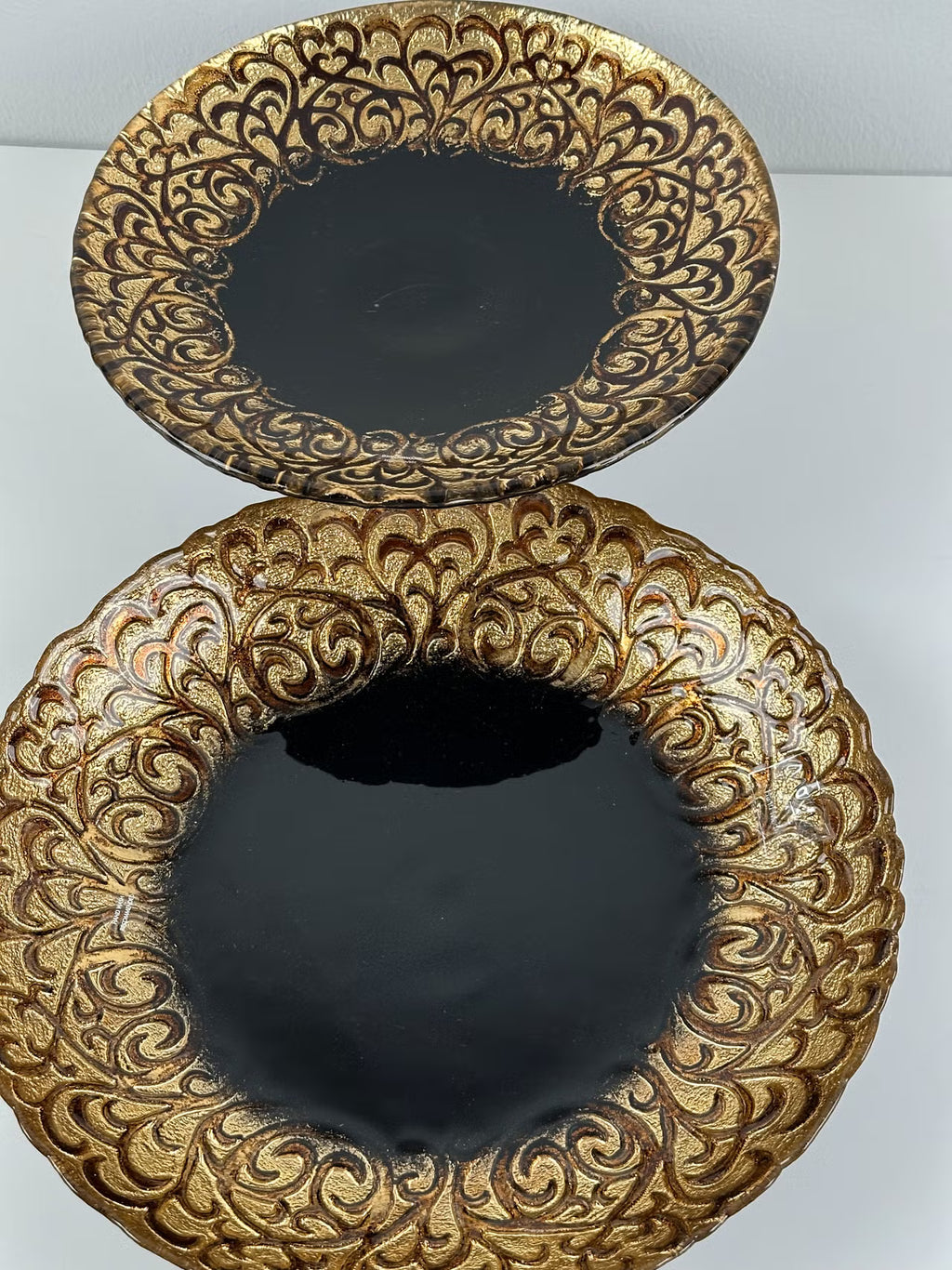 Monna Glass käsintehty tarjoiluvati / kakkuvati (kulta–musta)